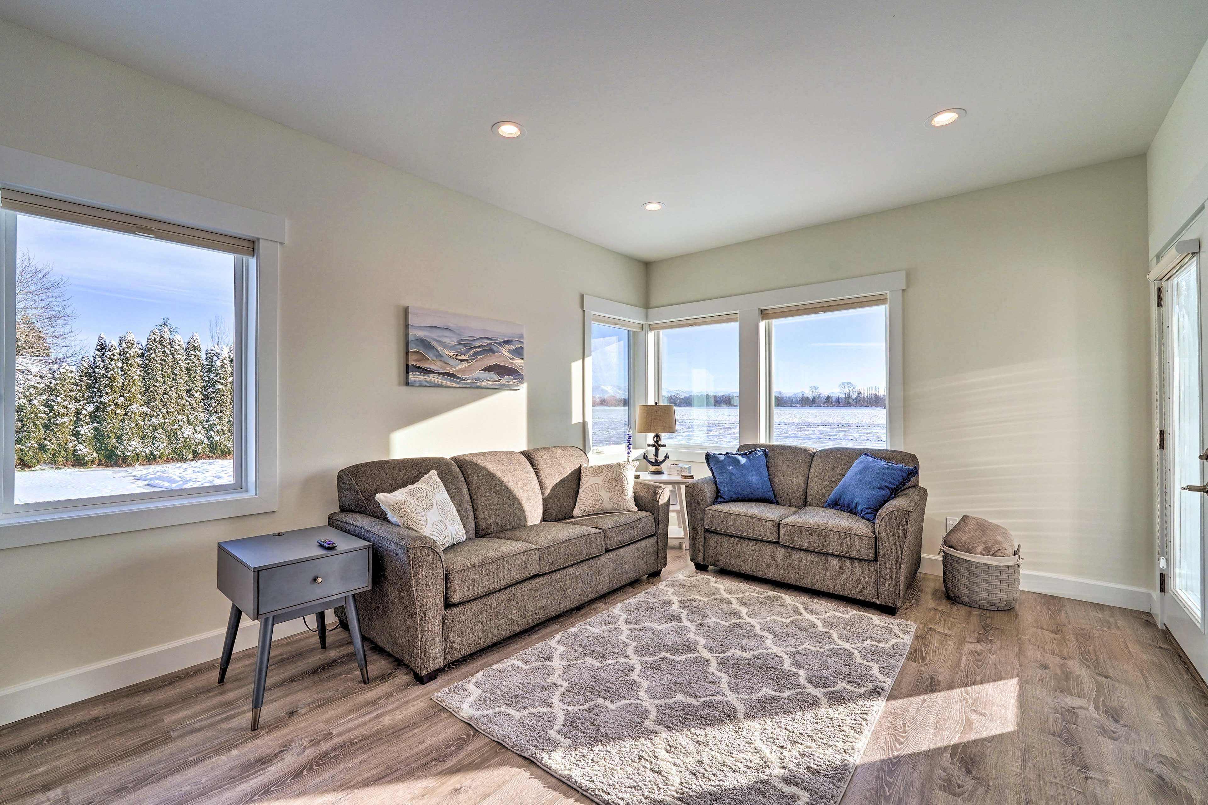 Living Room | Sleeper Sofa | Smart TV