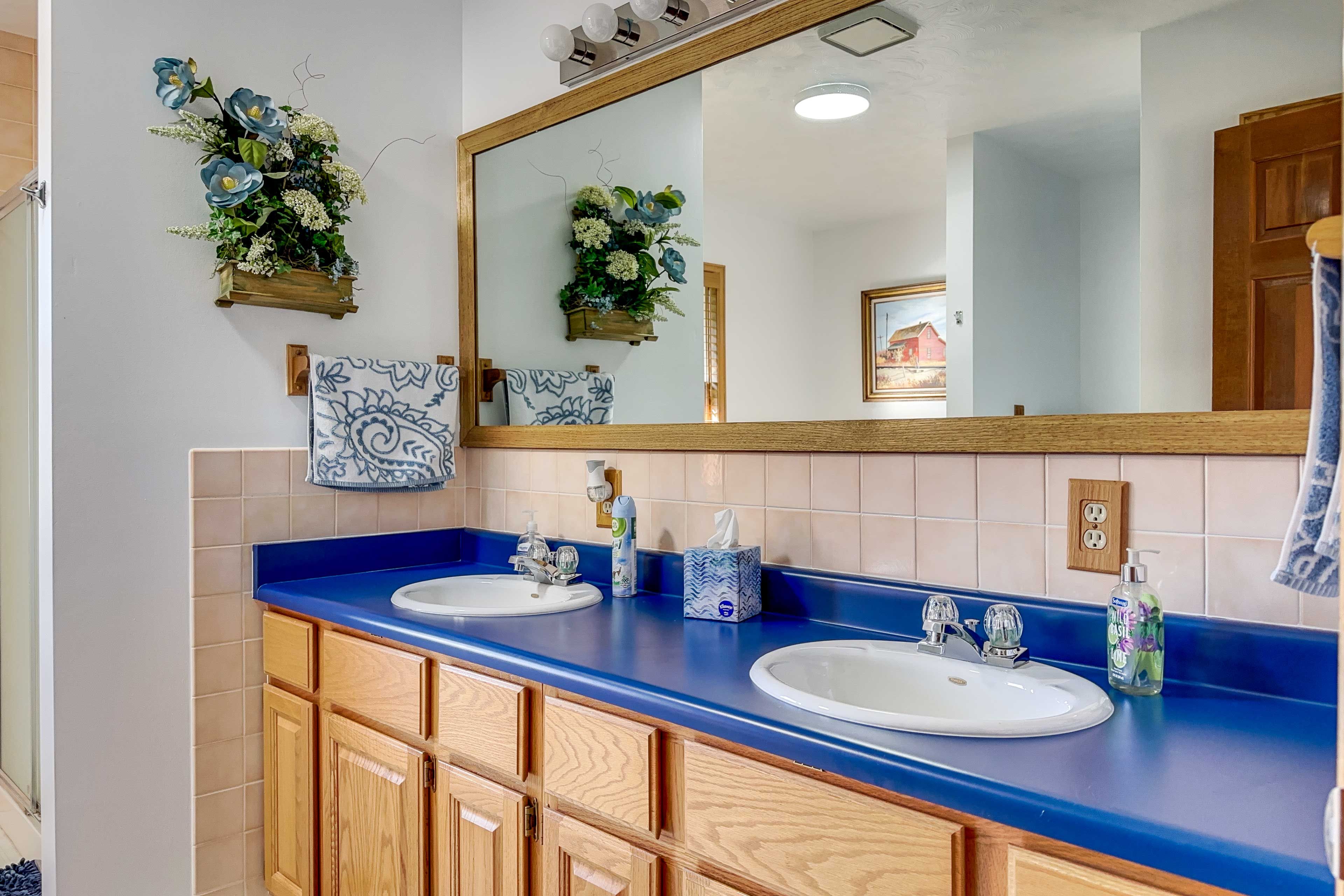 Full Bathroom | Towels Provided