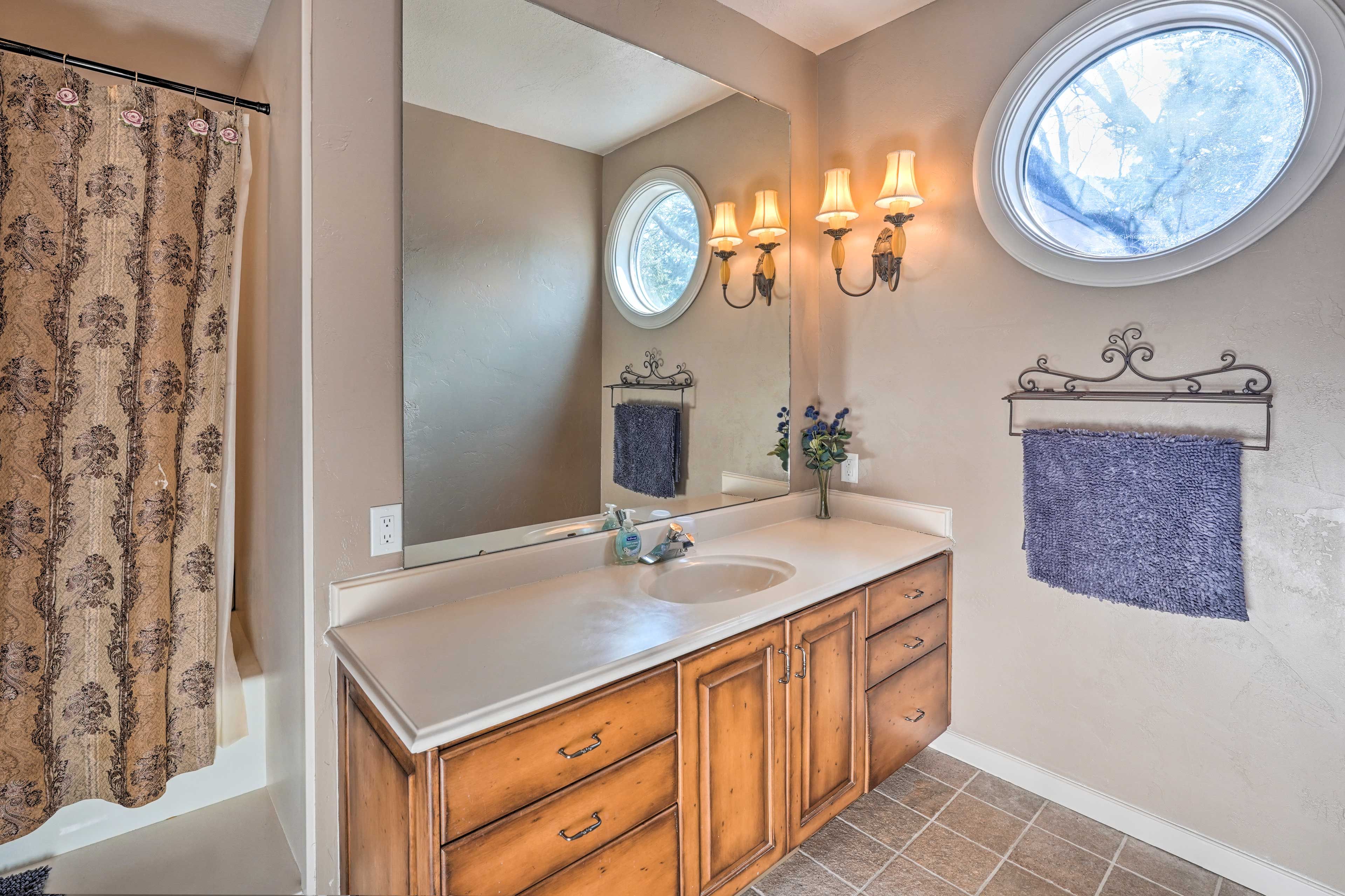 En-Suite Bathroom | Complimentary Toiletries