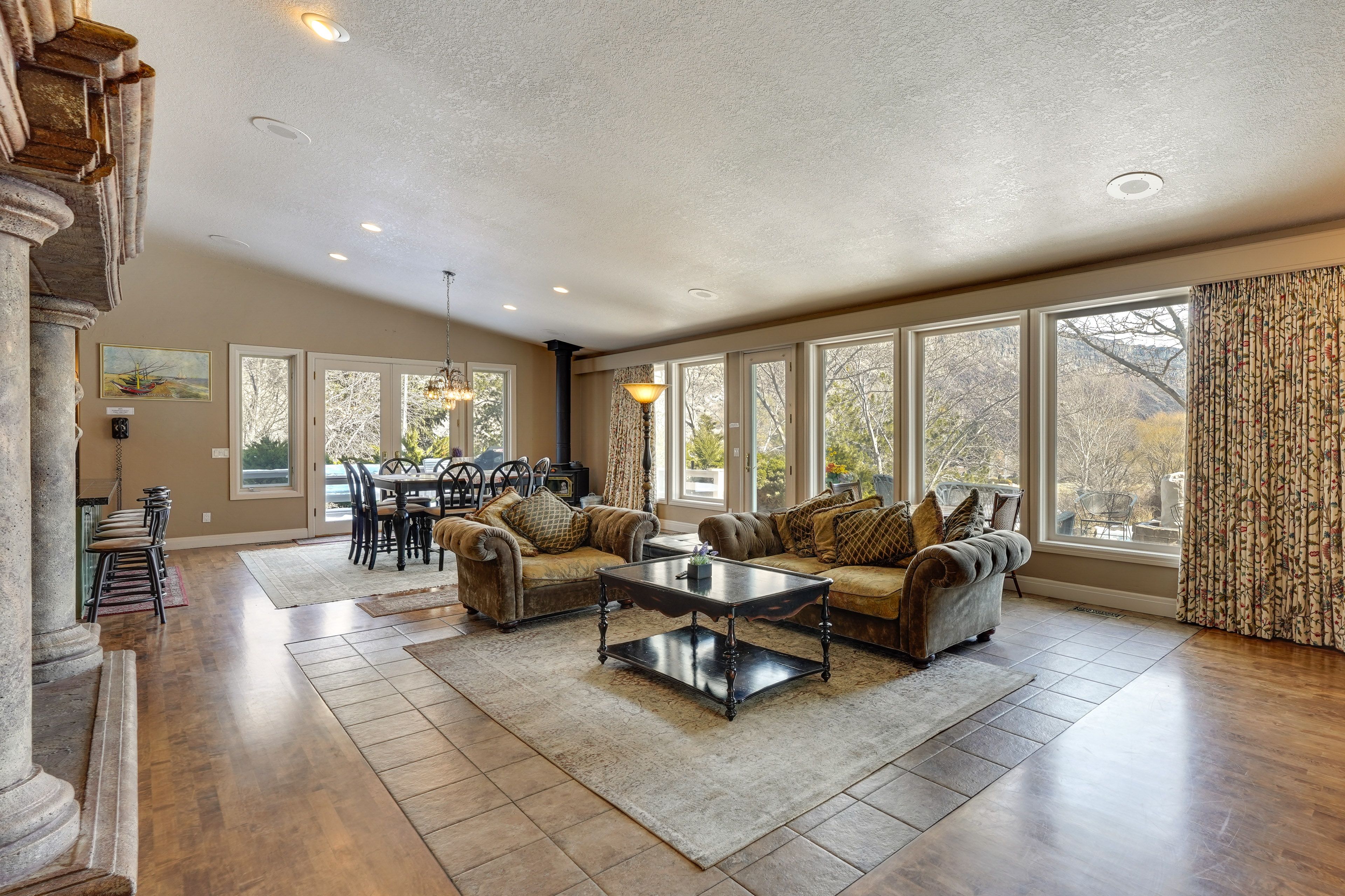 Living Room | Free WiFi