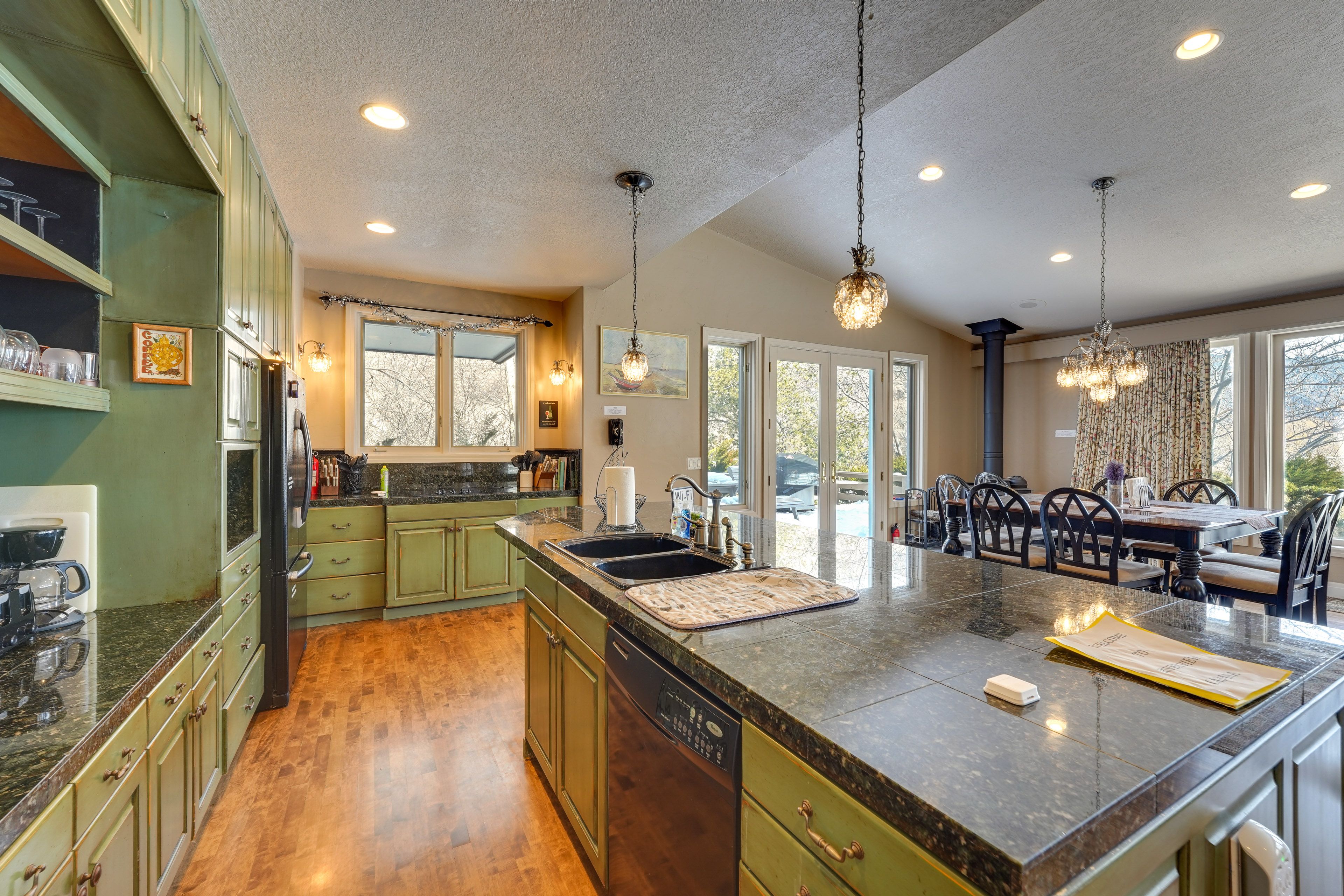 Kitchen | Dishware/Flatware