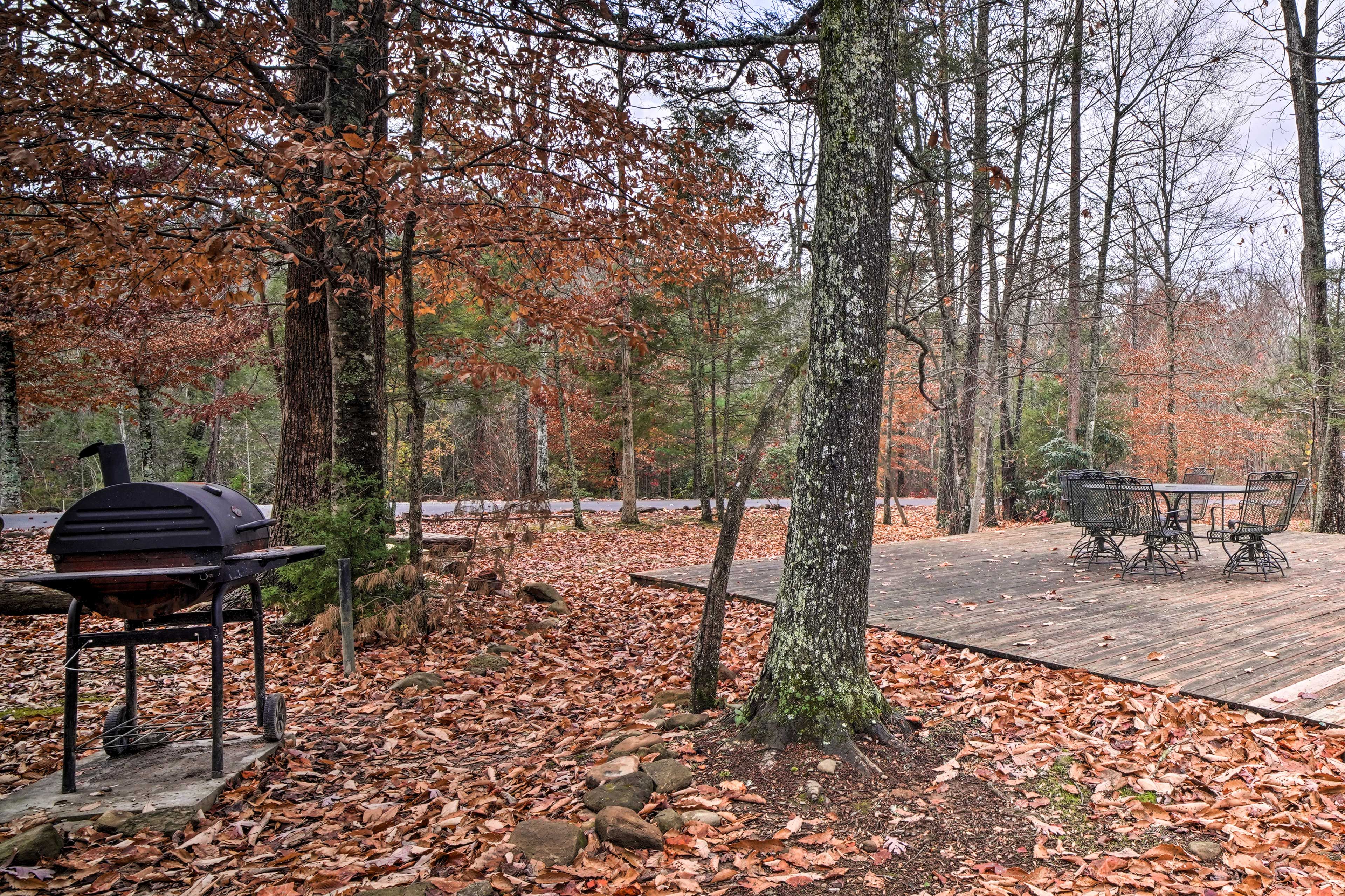Private Yard | Gas Grill | Outdoor Dining Area