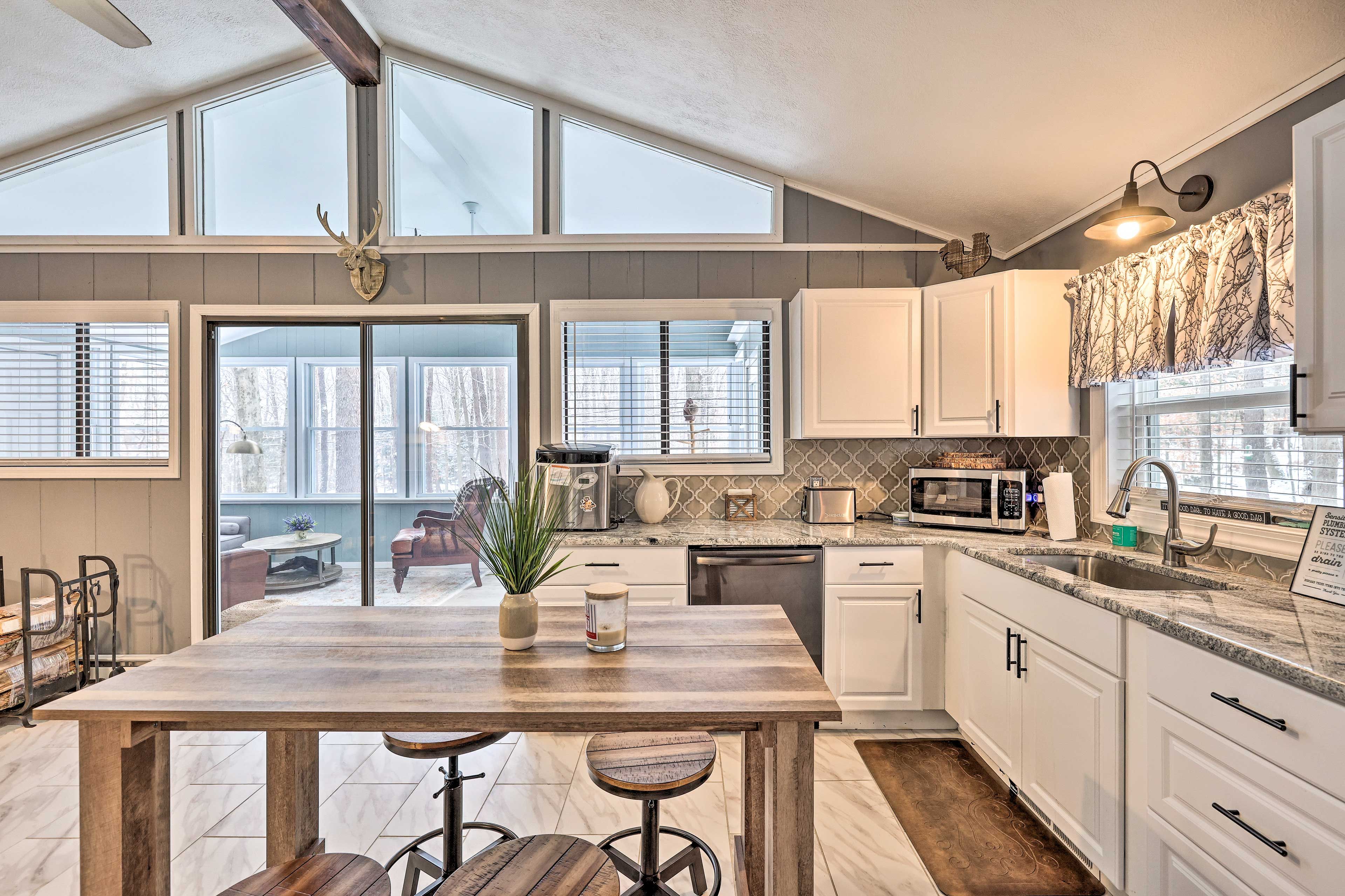 Kitchen | Island w/ Seating