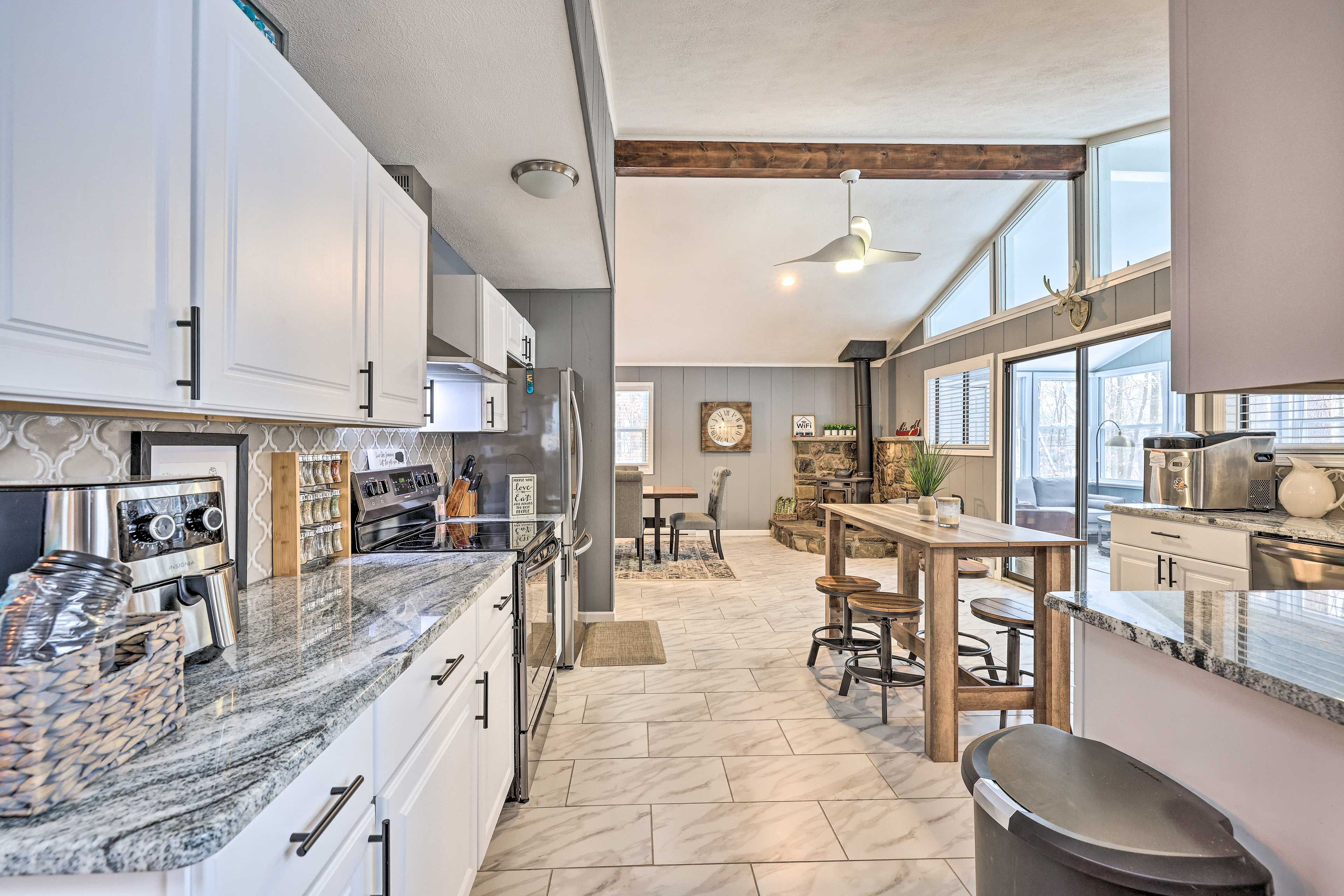 Kitchen | Trash Bags & Paper Towels Provided