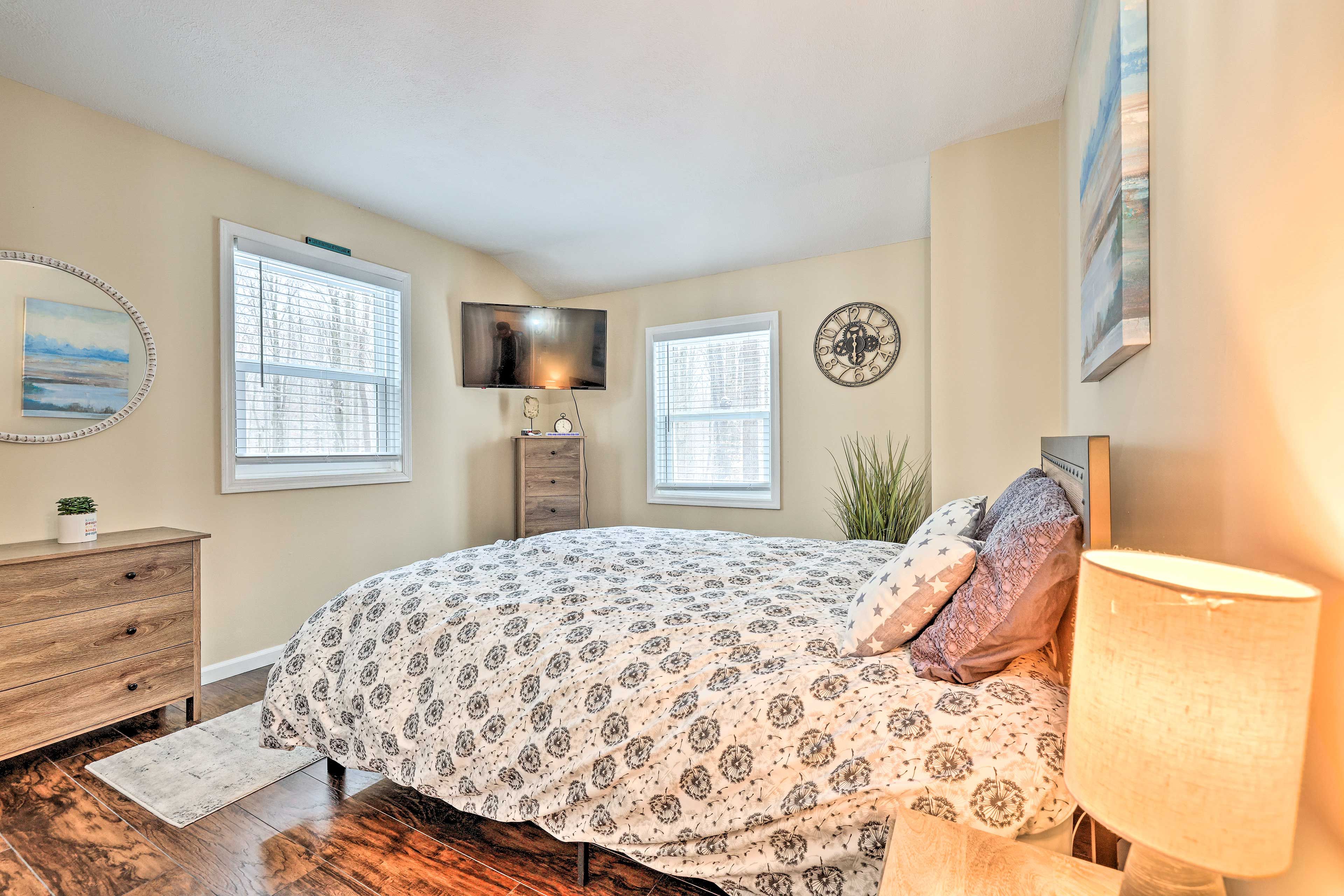 Bedroom 1 | Queen Bed | Smart TV