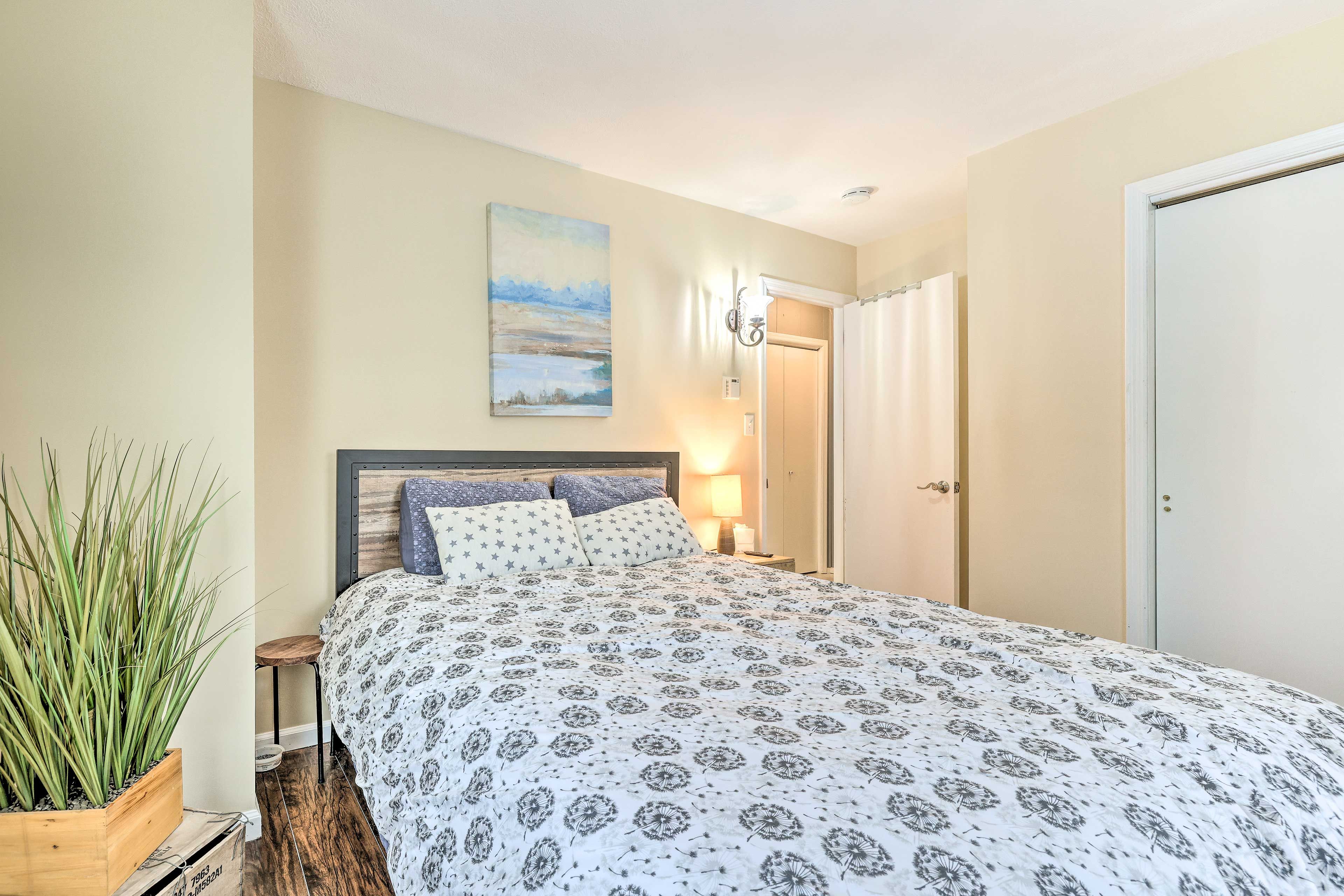 Bedroom 1 | Queen Bed