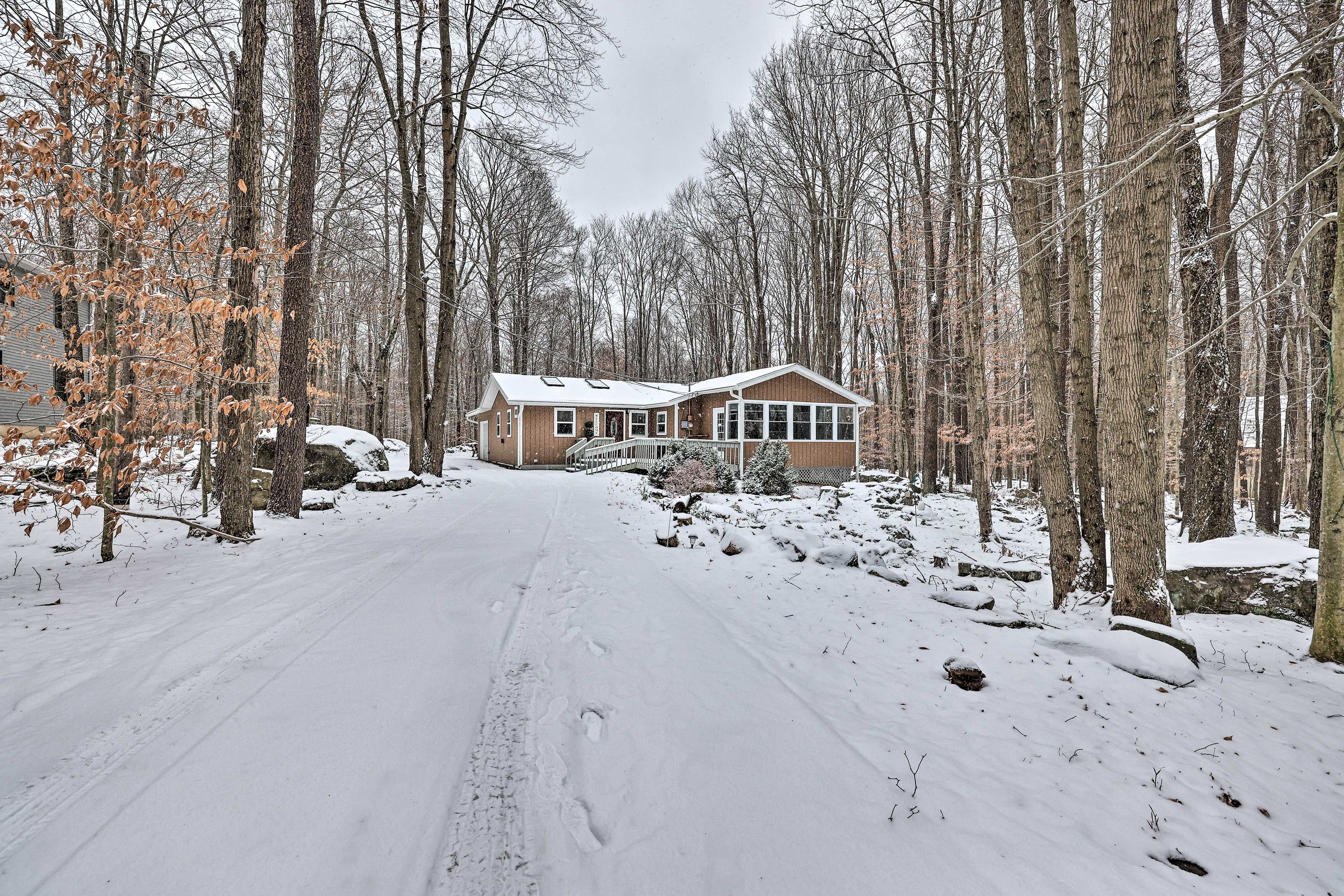 Parking | Driveway (5 Vehicles) | Exterior Security Camera
