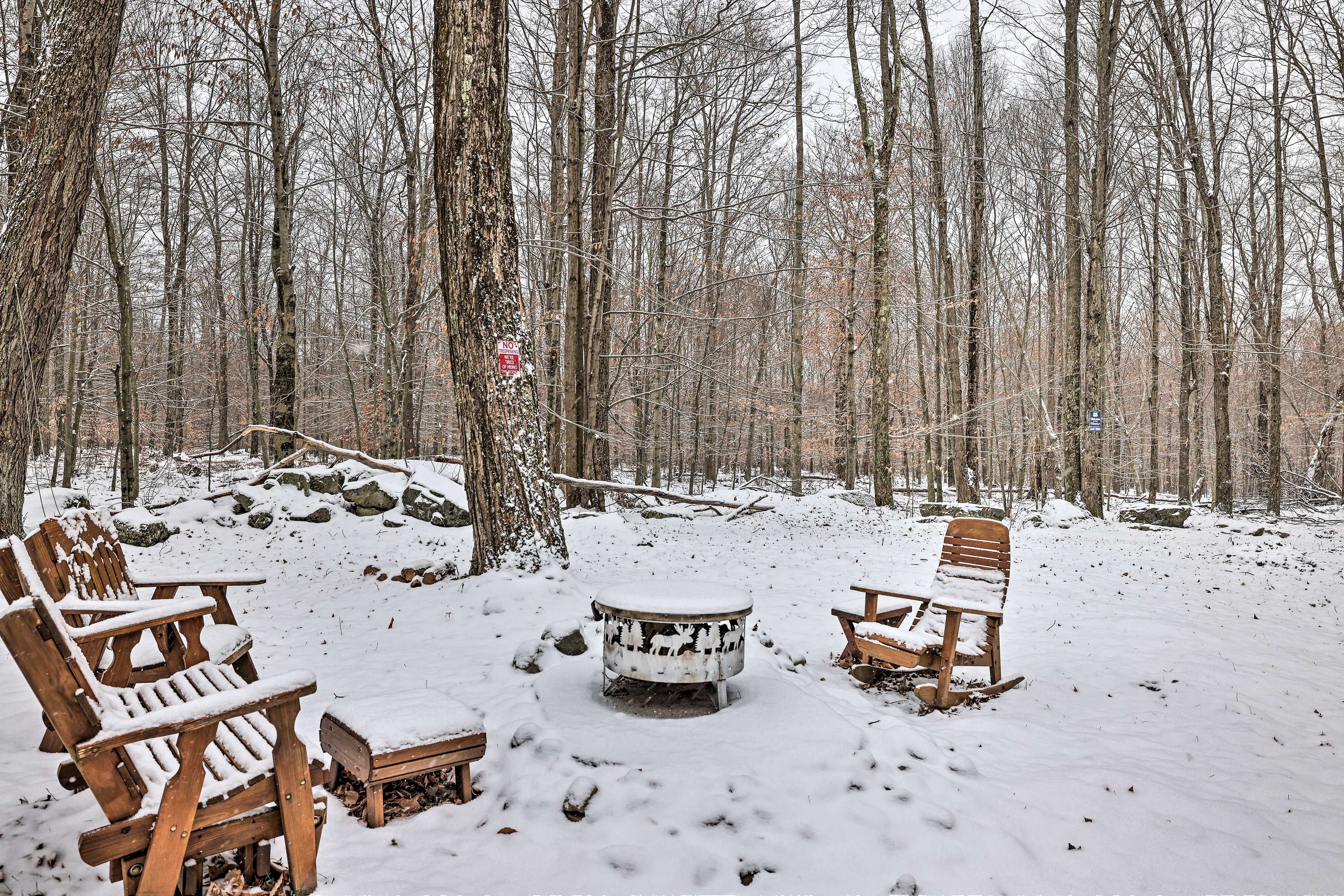 Private Yard | Fire Pit | Wood Provided