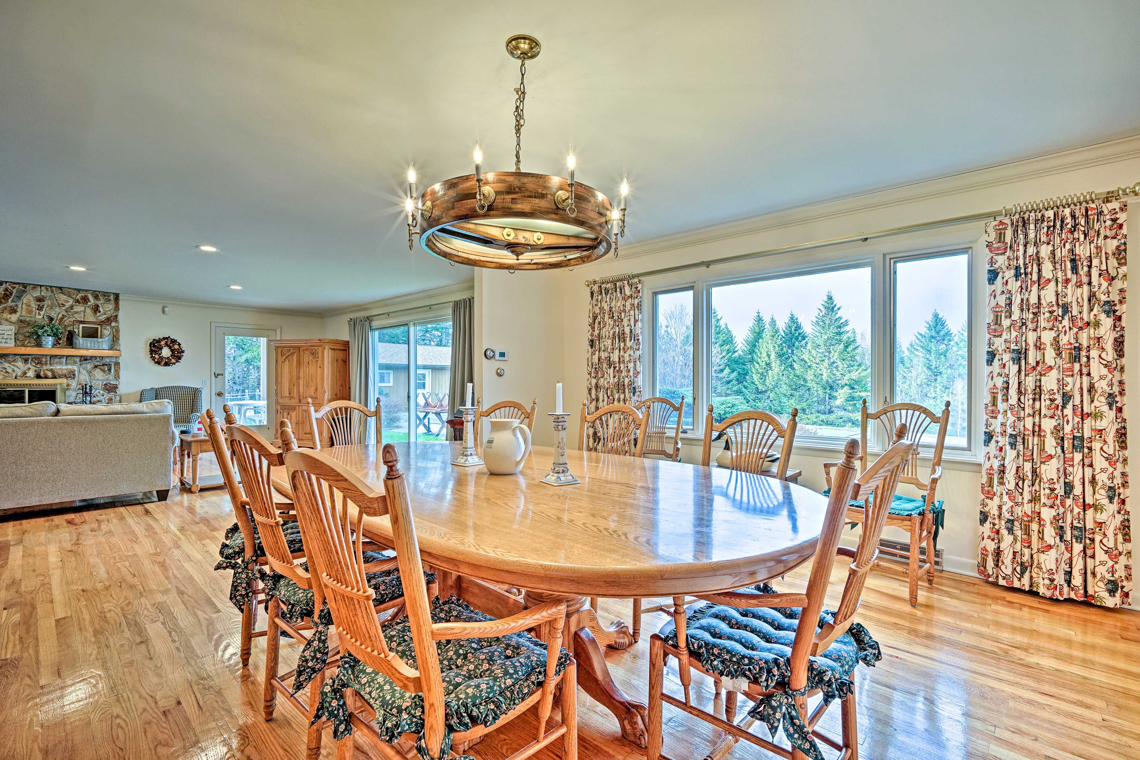 Dining Room | Dishware/Flatware Provided