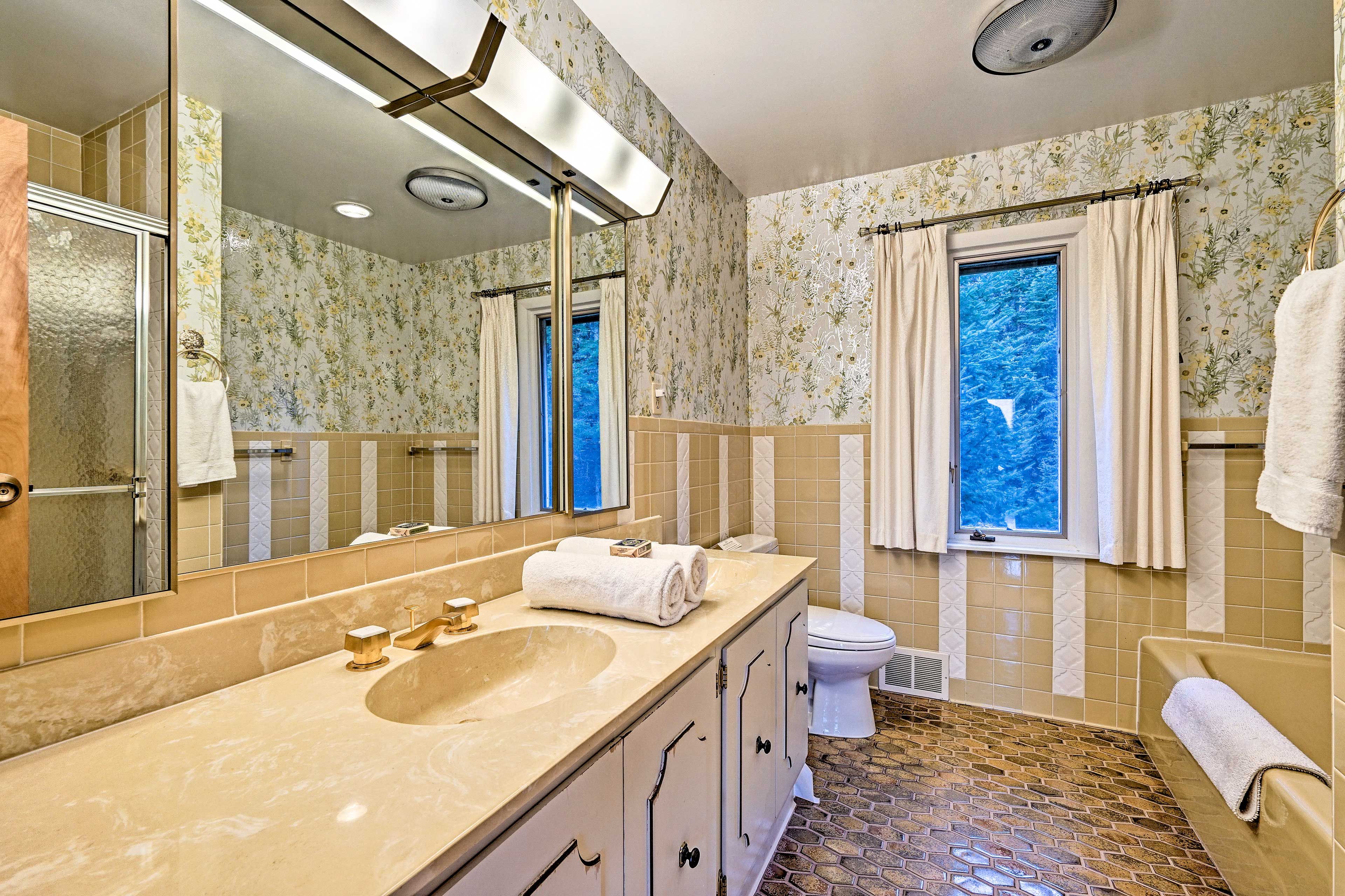 En-Suite Bathroom | Towels Provided | Hair Dryer | Soaking Tub