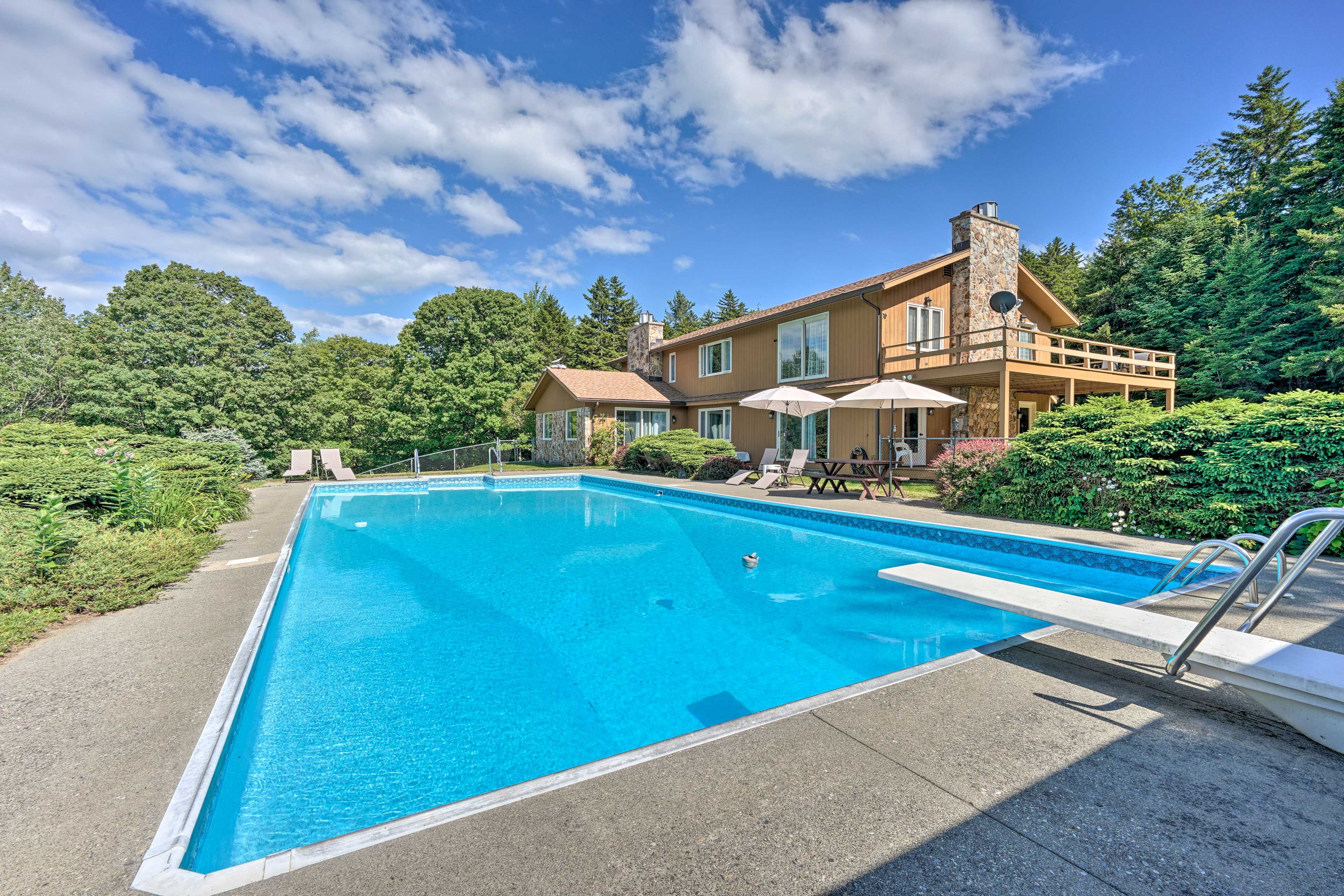 Seasonal Outdoor Pool | Gas Grill | Backyard | Fire Pit
