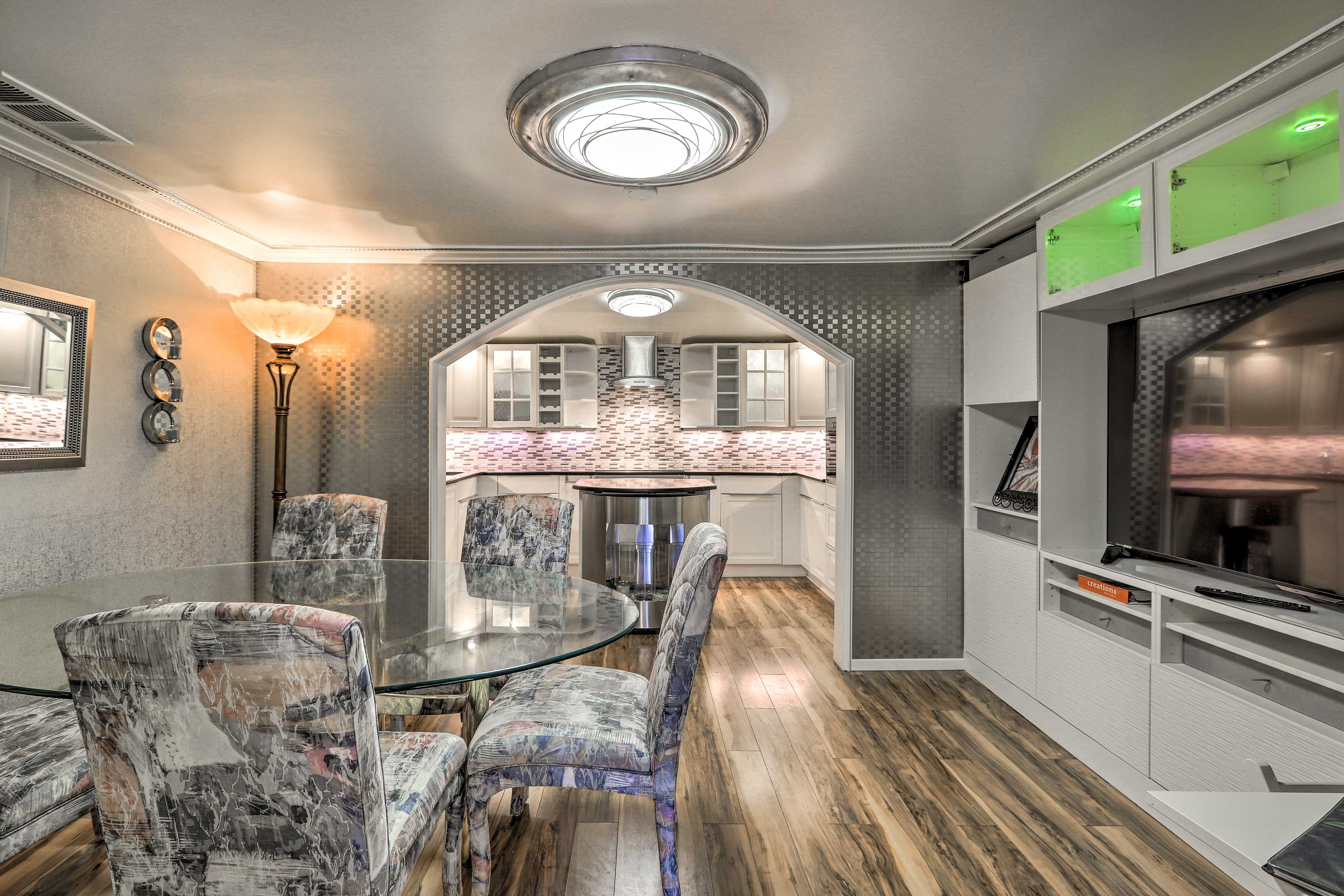 Dining Area | Smart TV
