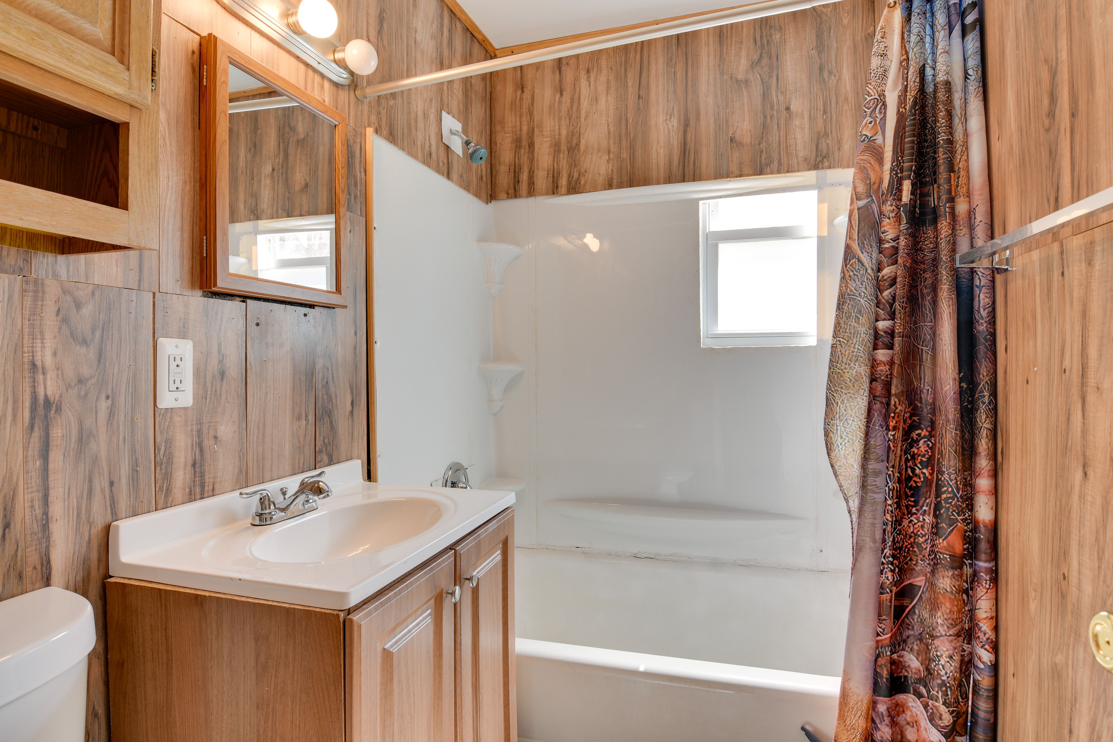 Full Bathroom | Towels Provided