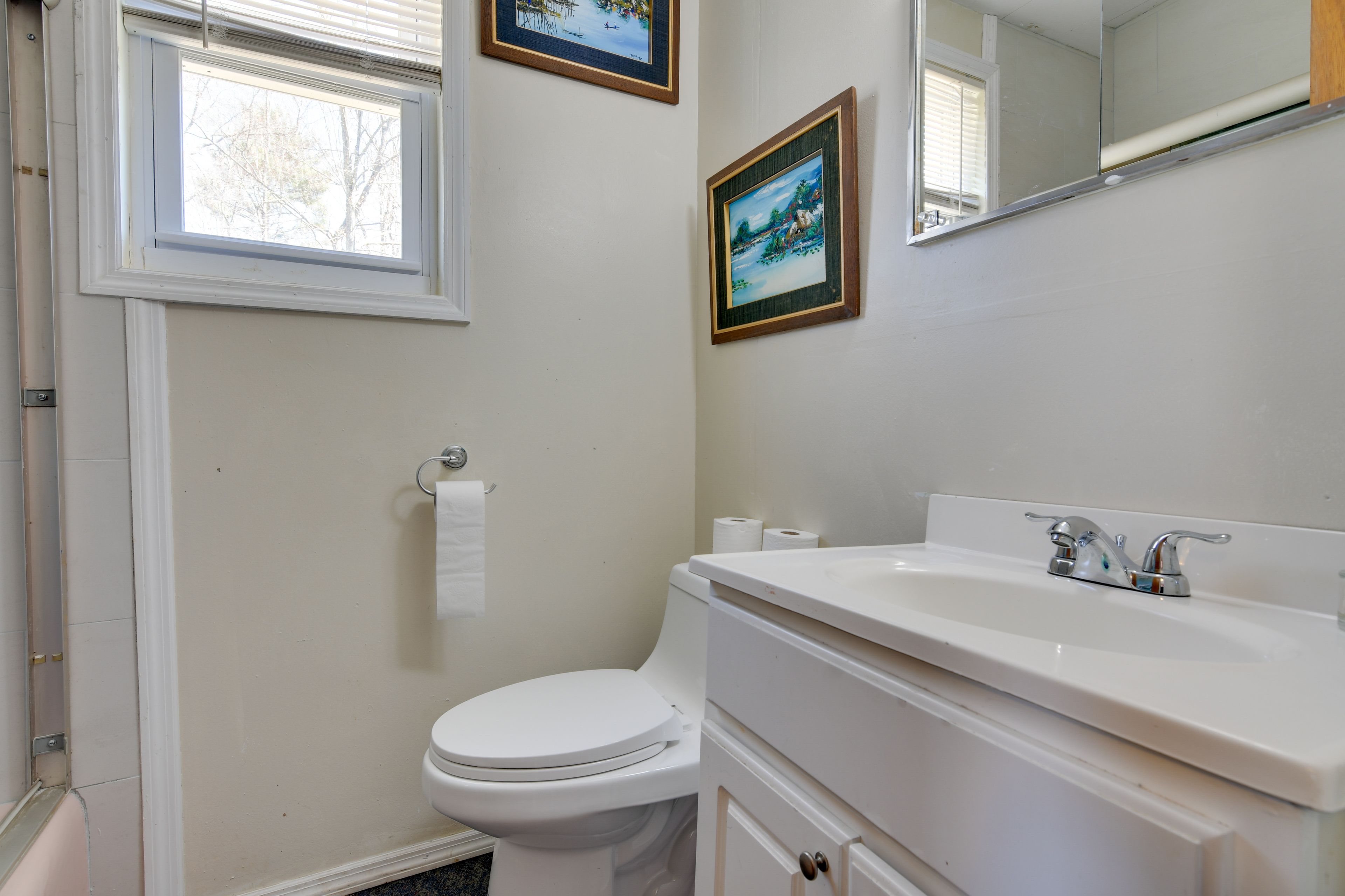 Full Bathroom | Towels Provided