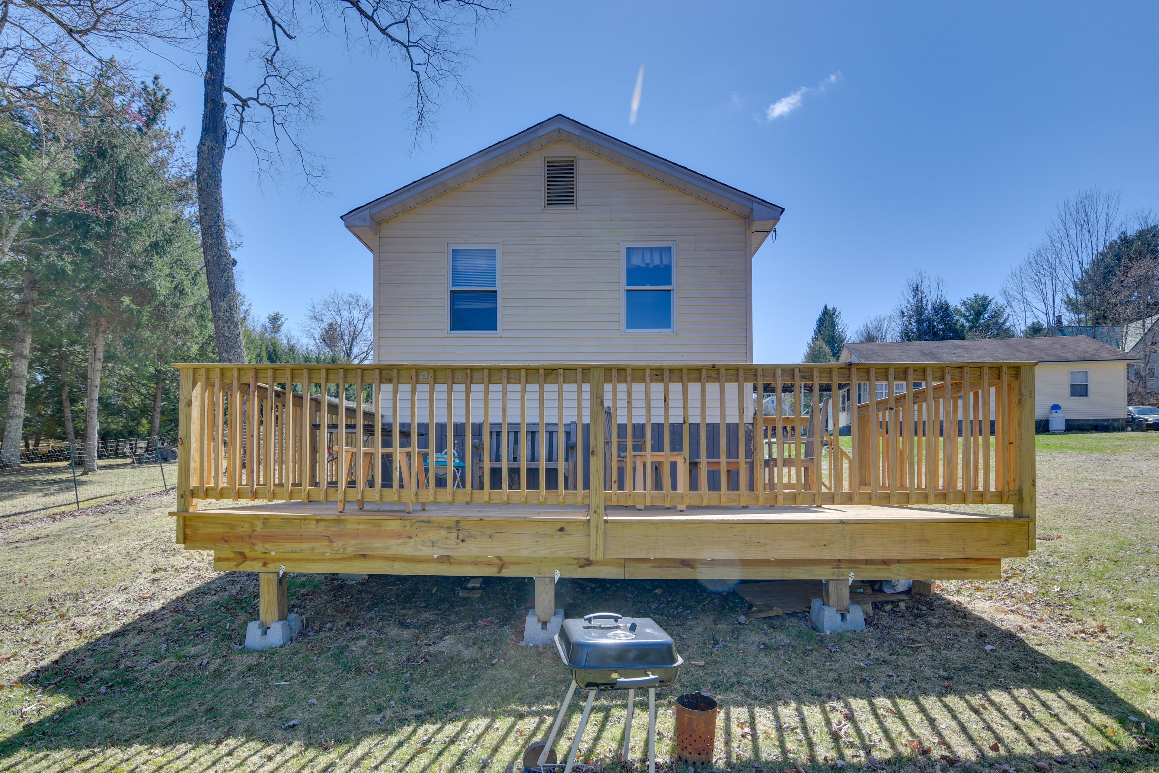 Exterior | Charcoal Grill | Picnic Table