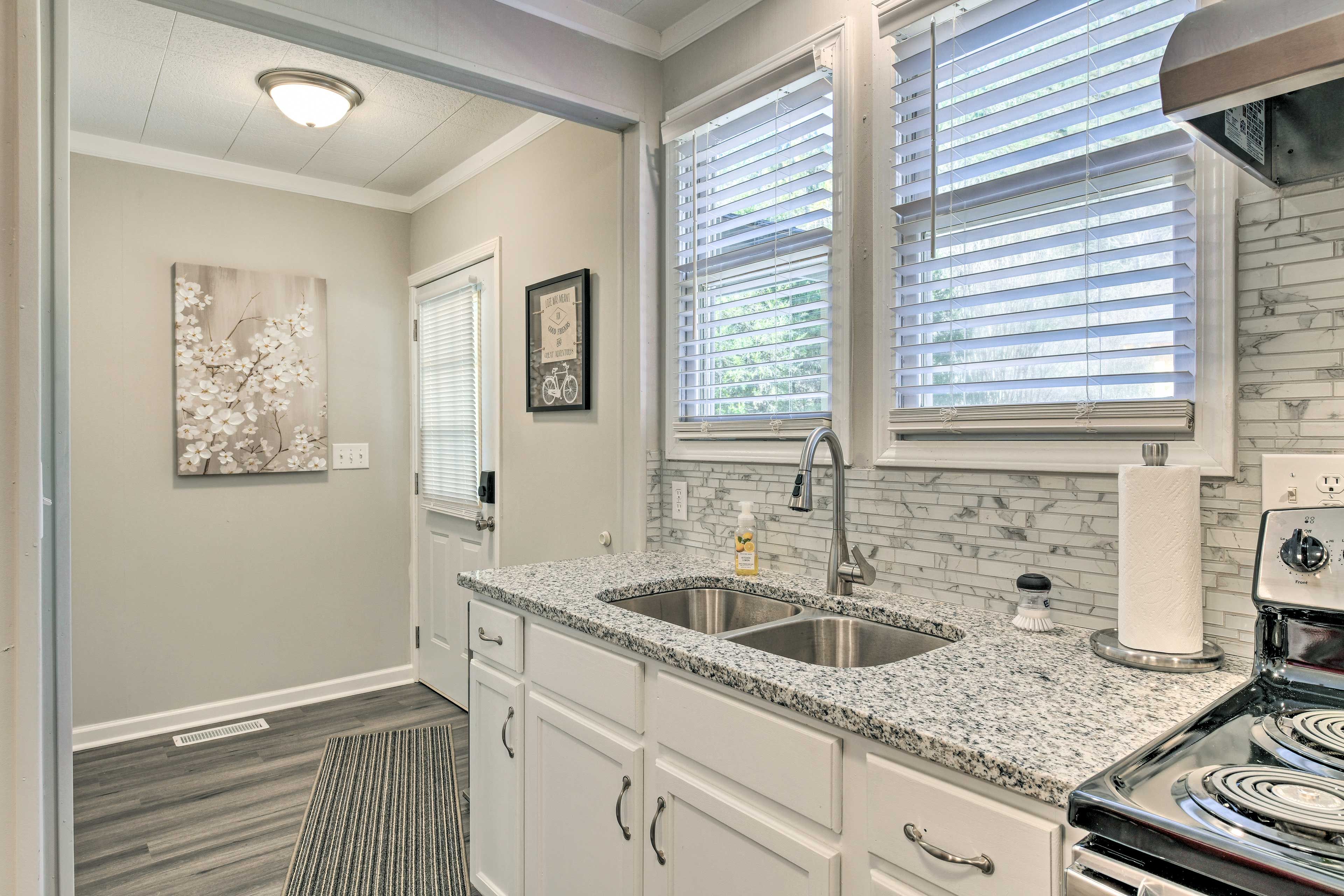 Kitchen | Paper Towels/Trash Bags Provided