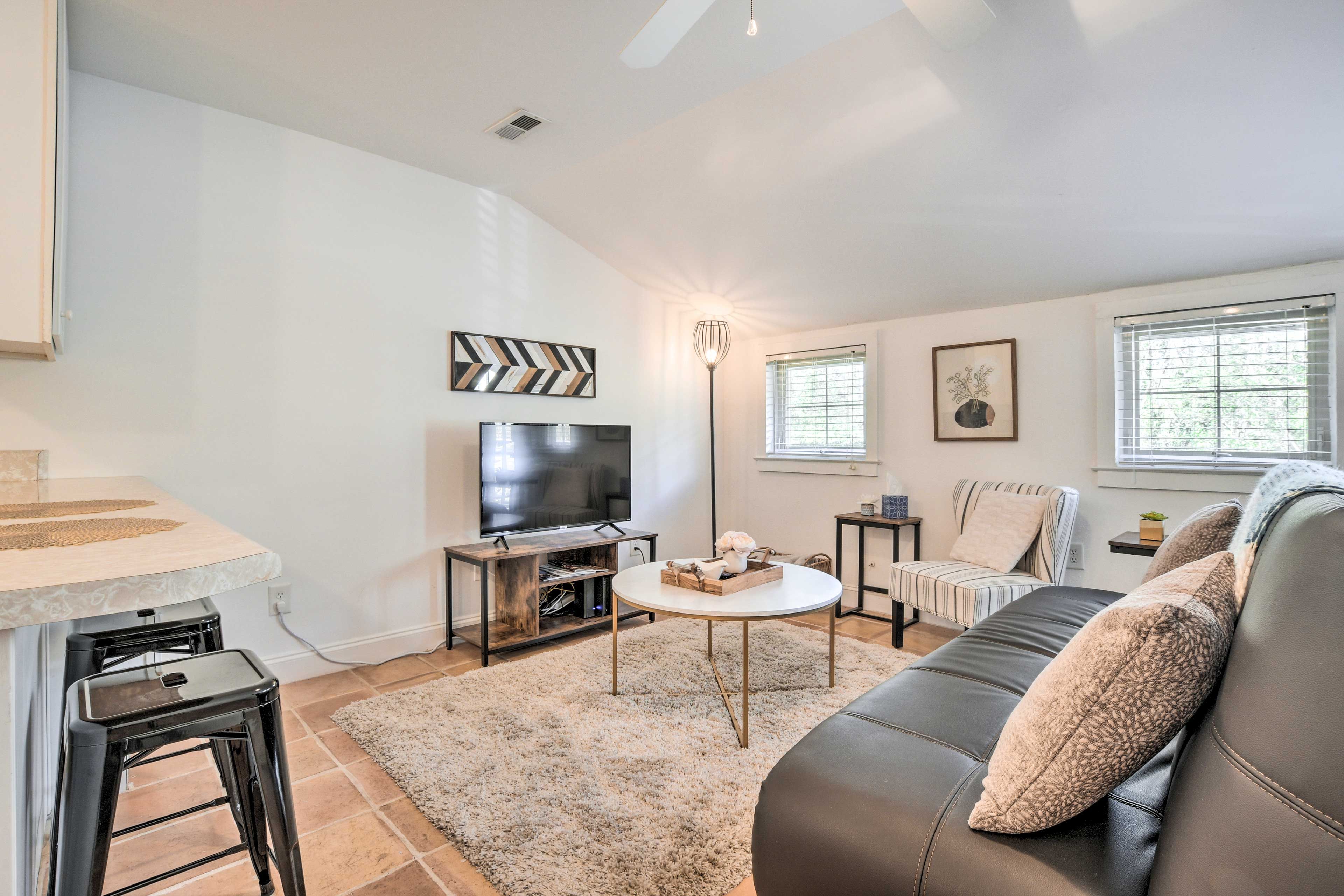 Chapel Hill Vacation Rental | 1BR | 1BA | 600 Sq Ft | Step-Free Access