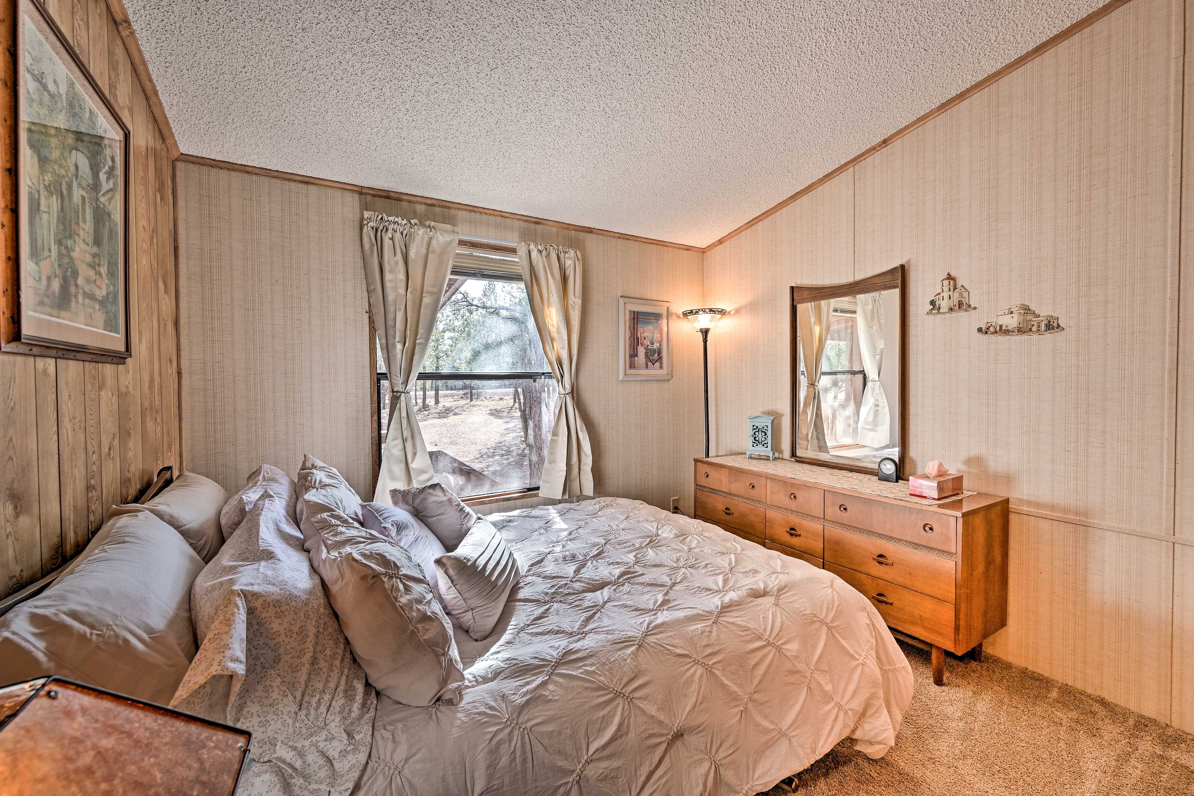 Bedroom 2 | Queen Bed
