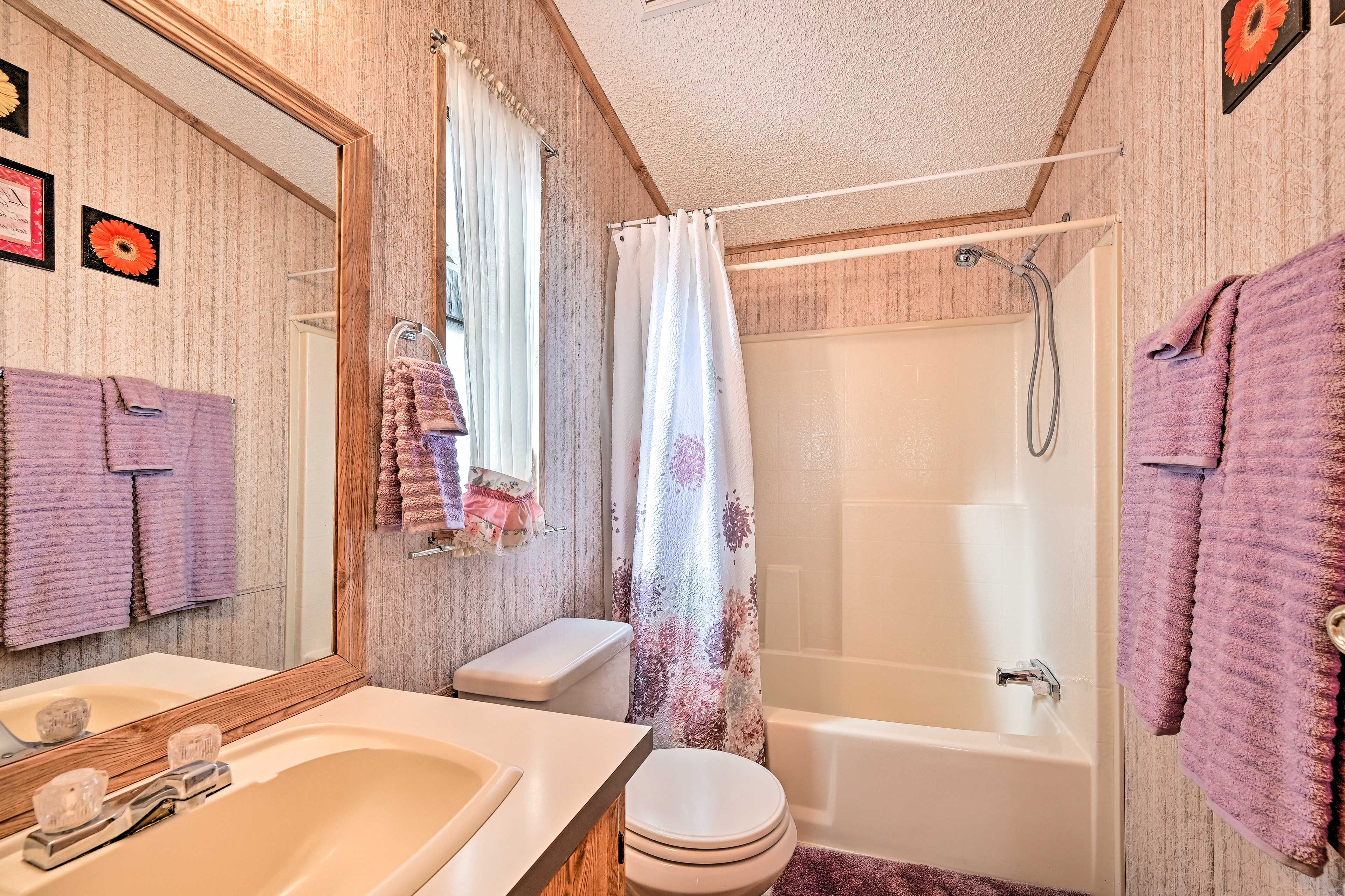 En-Suite Bathroom | Towels Provided