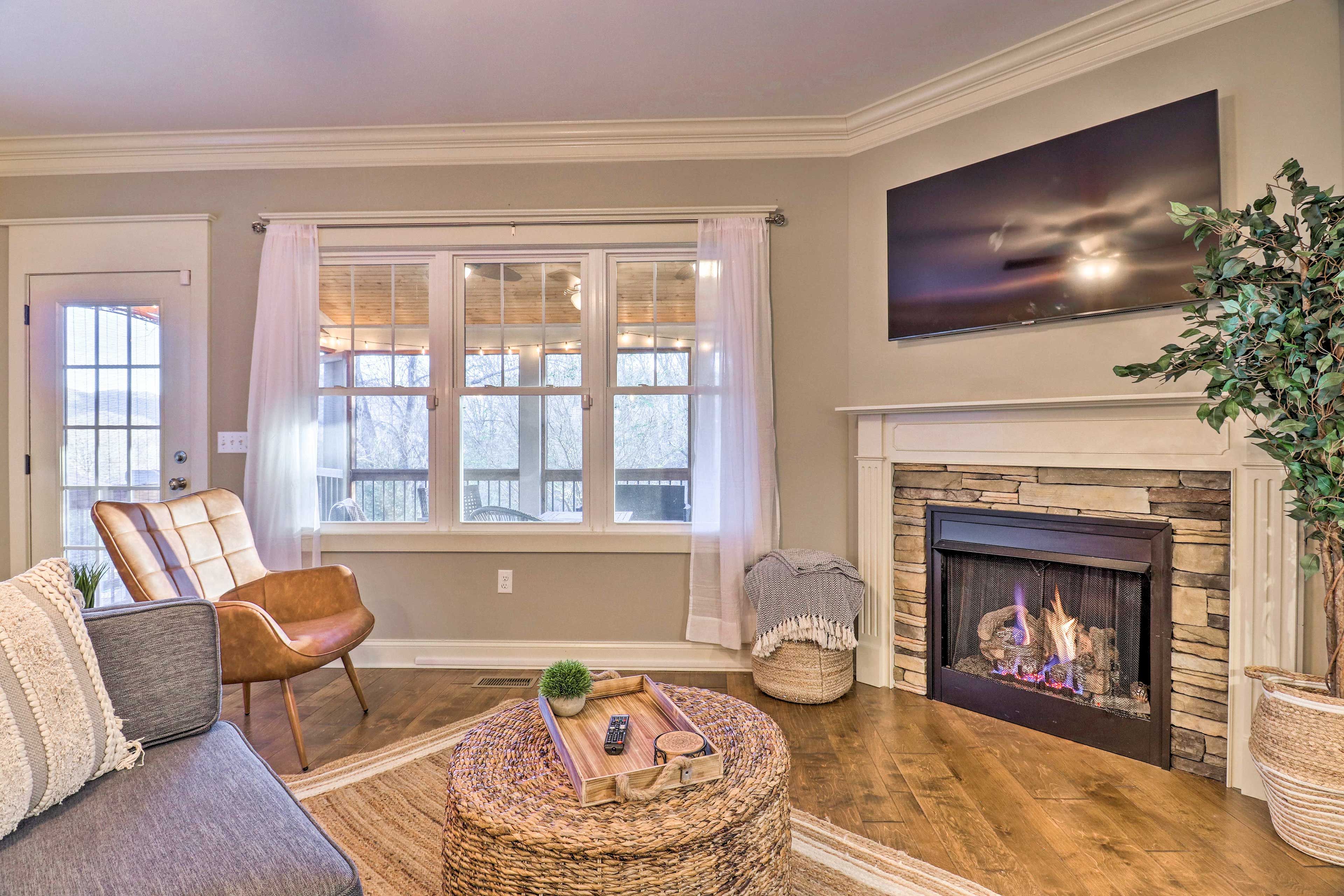 Living Room | Access to Deck