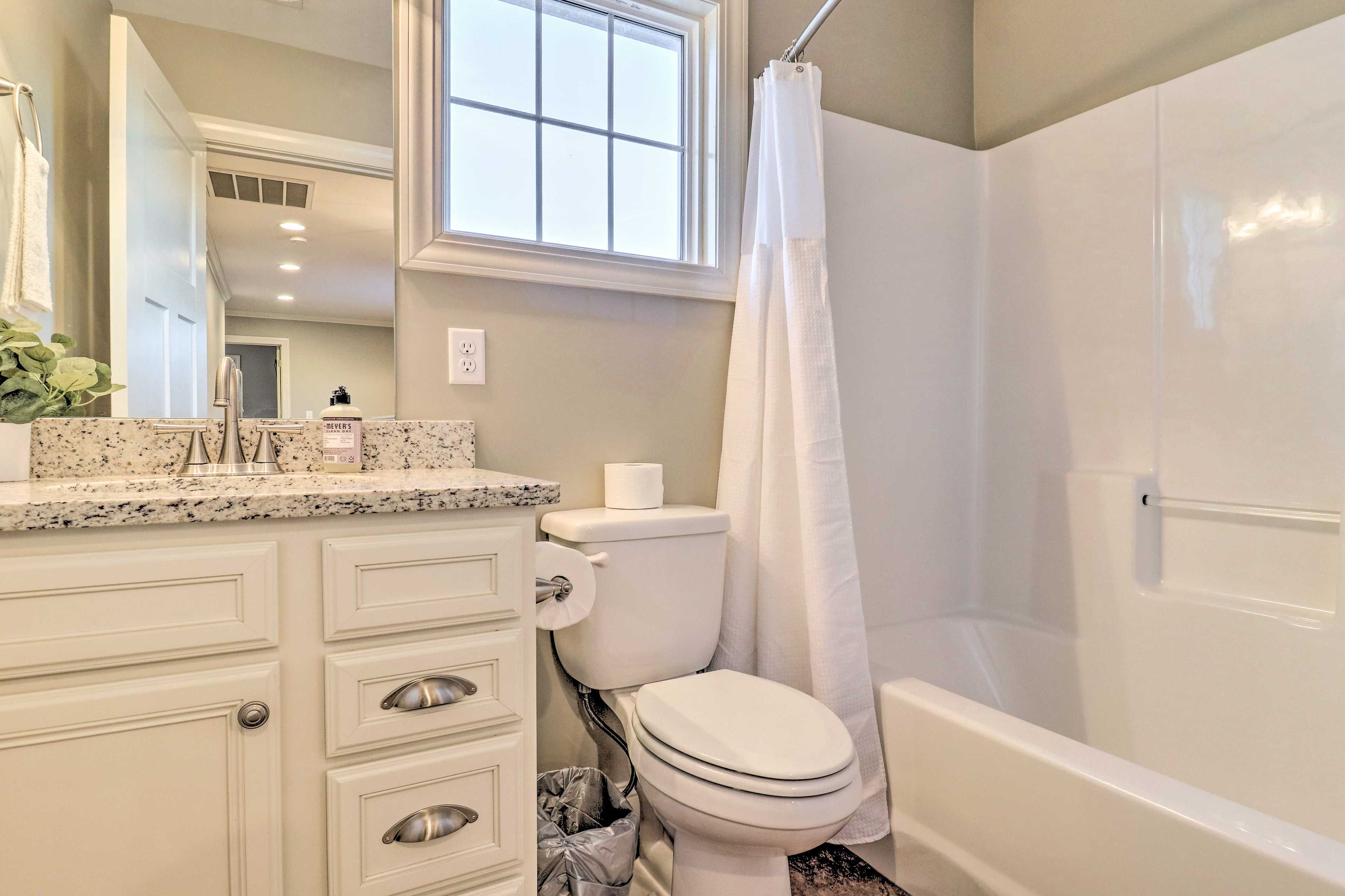 Full Bathroom | Grab Rail in Bath | Hair Dryer | Towels Provided