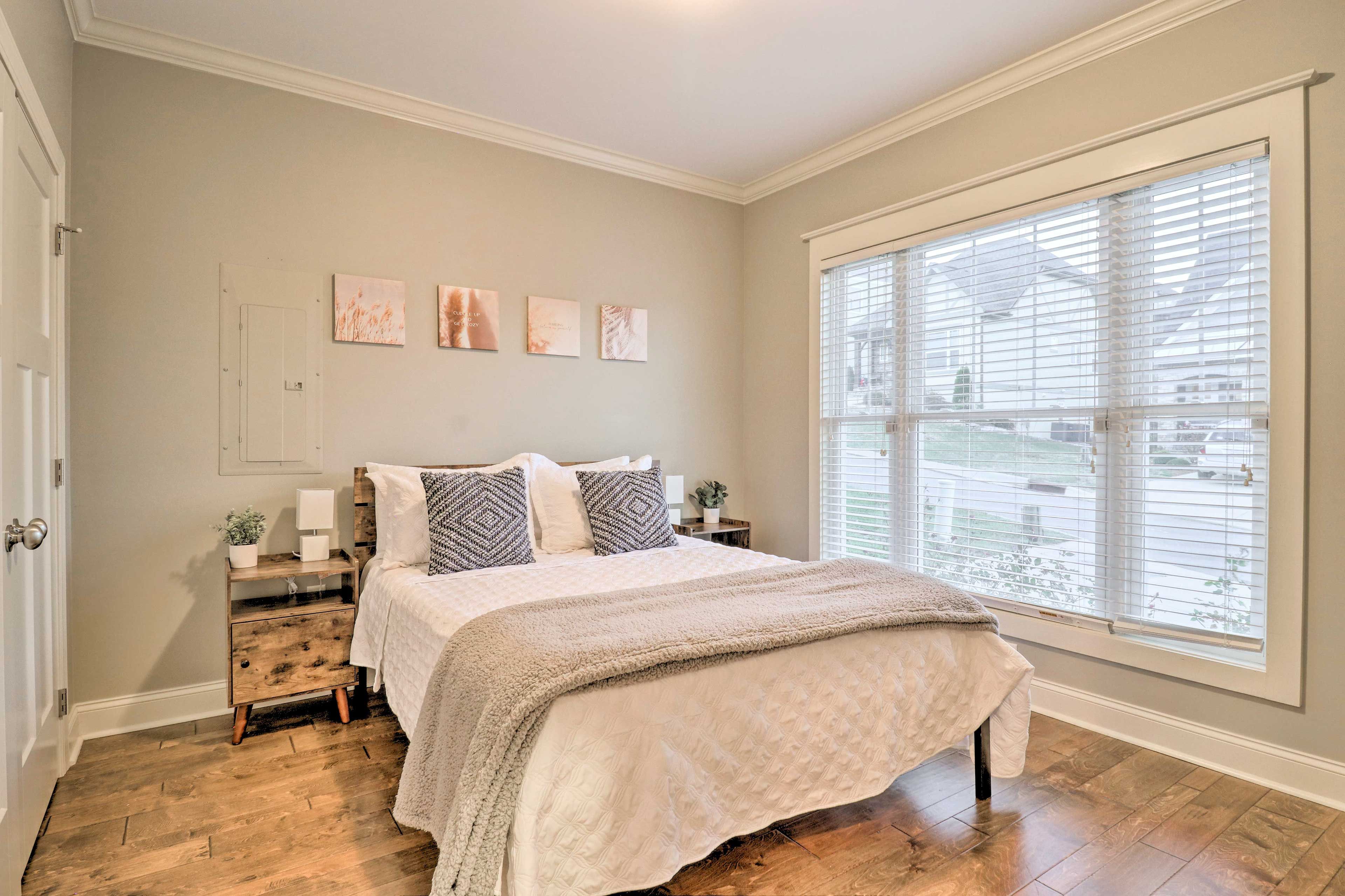 Bedroom 1 | Queen Bed | 1st Floor | No Stairs to Access