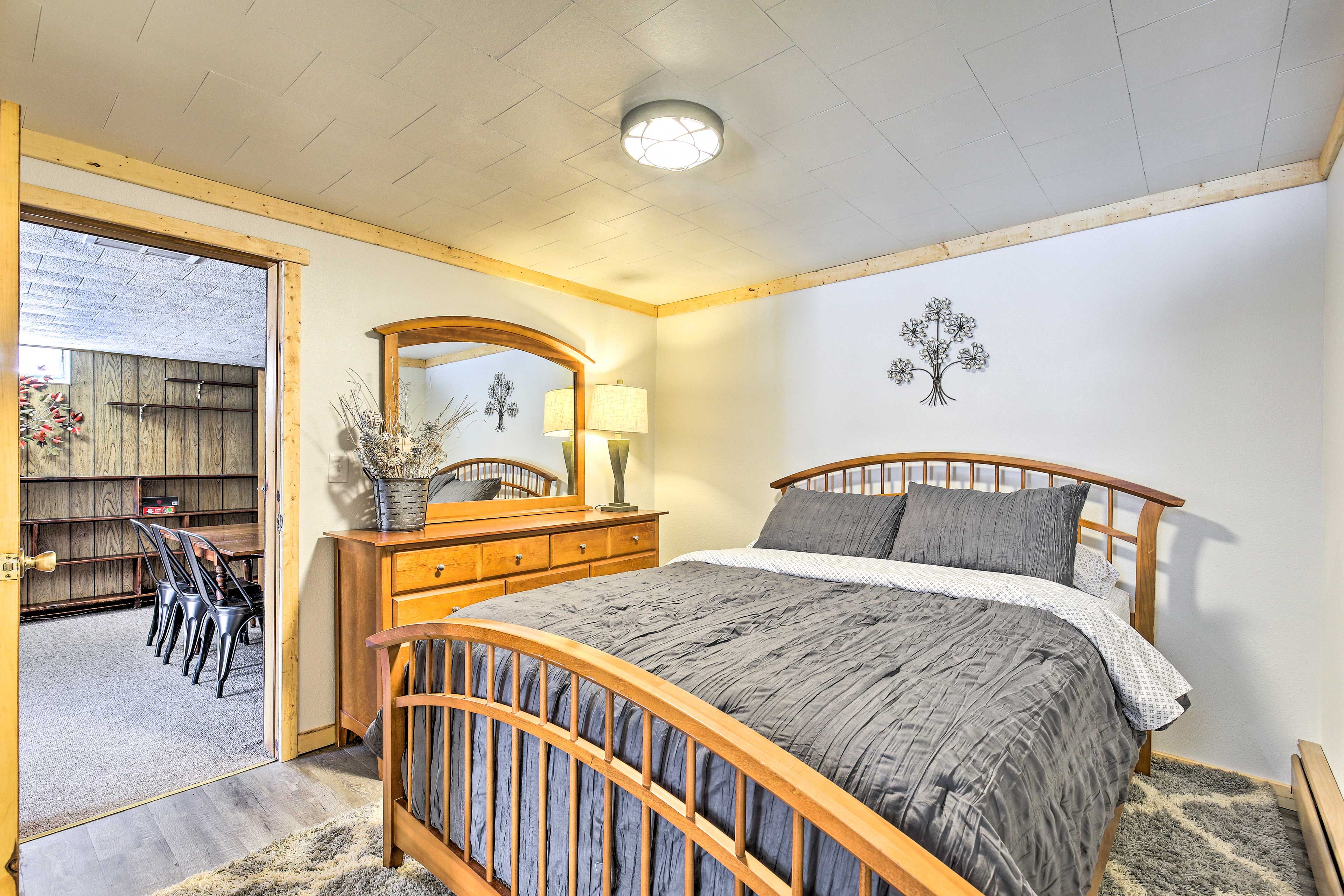Bedroom 2 | Queen Bed