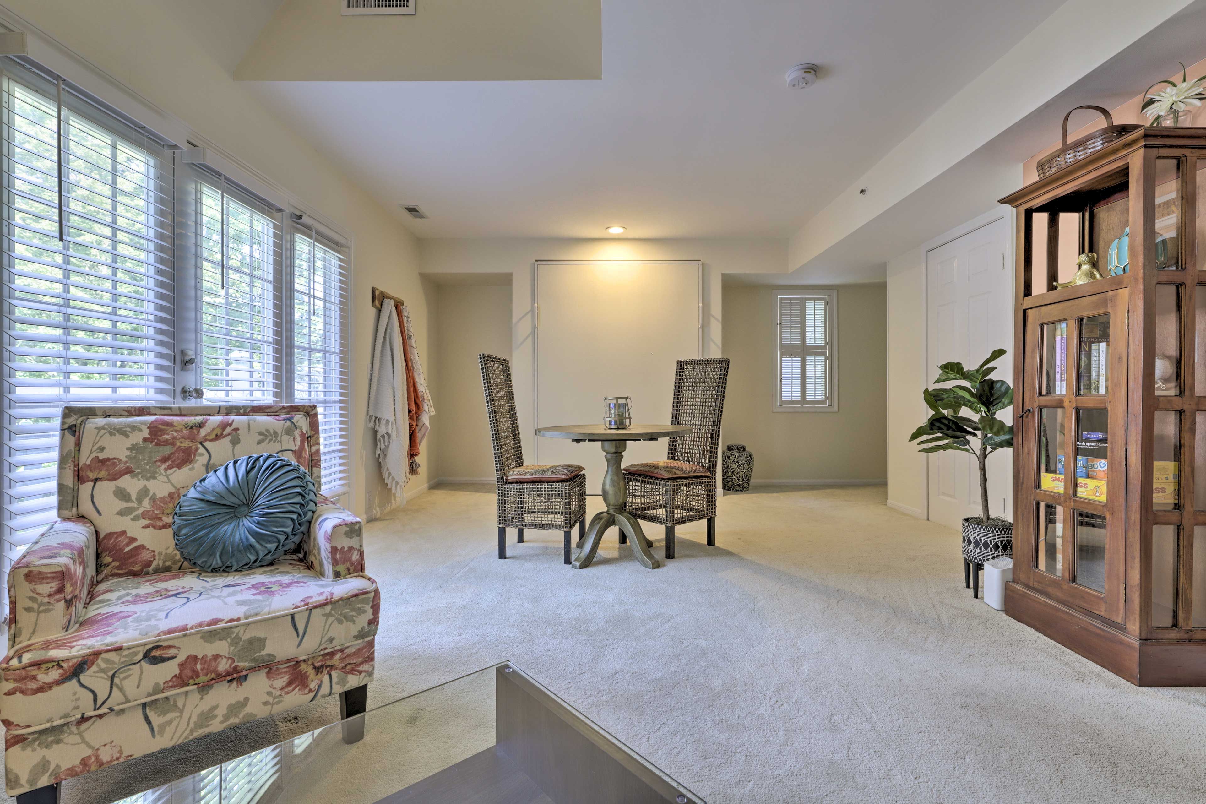 Dining Area | Dishware/Flatware Provided