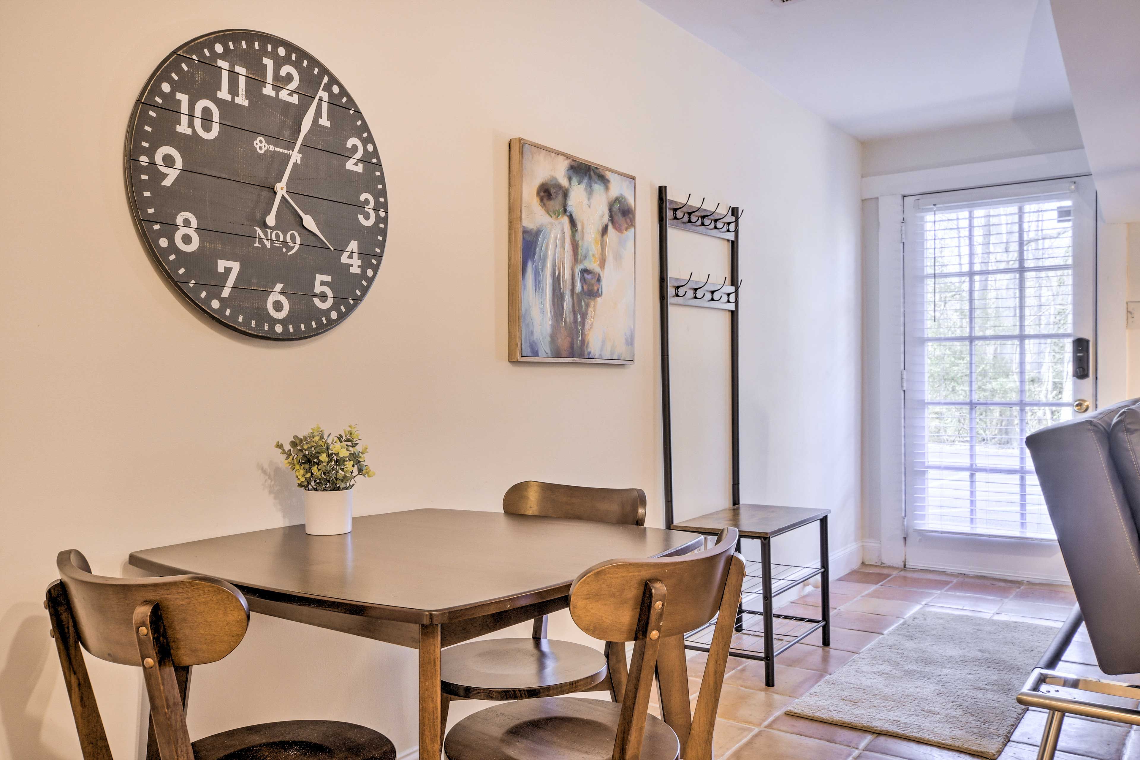 Dining Table & Entrance | Keyless Entry