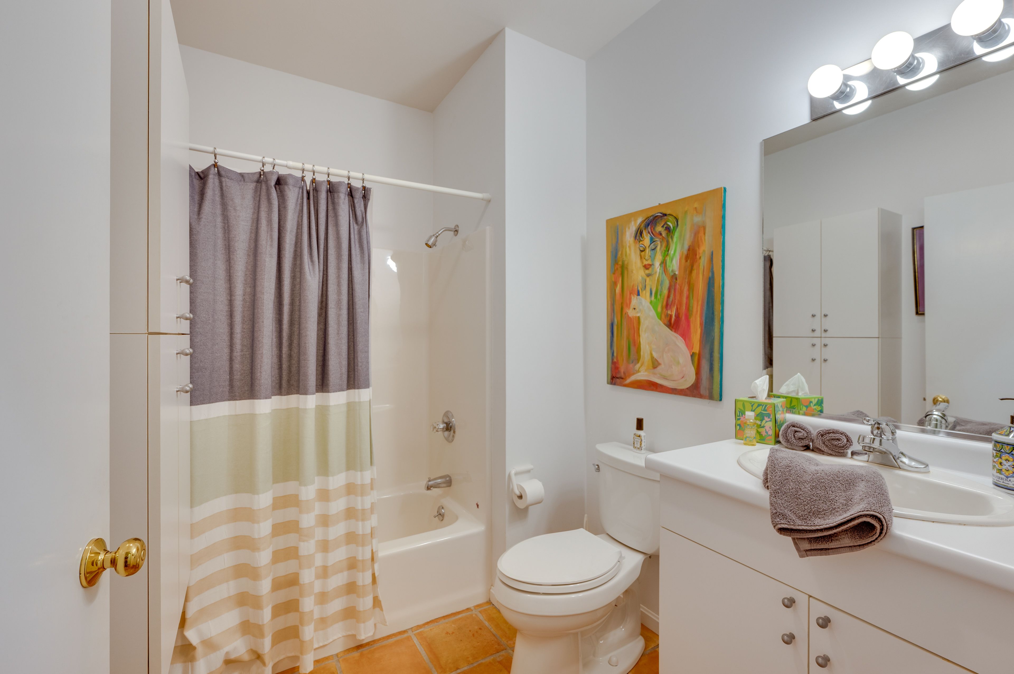 Full Bathroom | Complimentary Toiletries