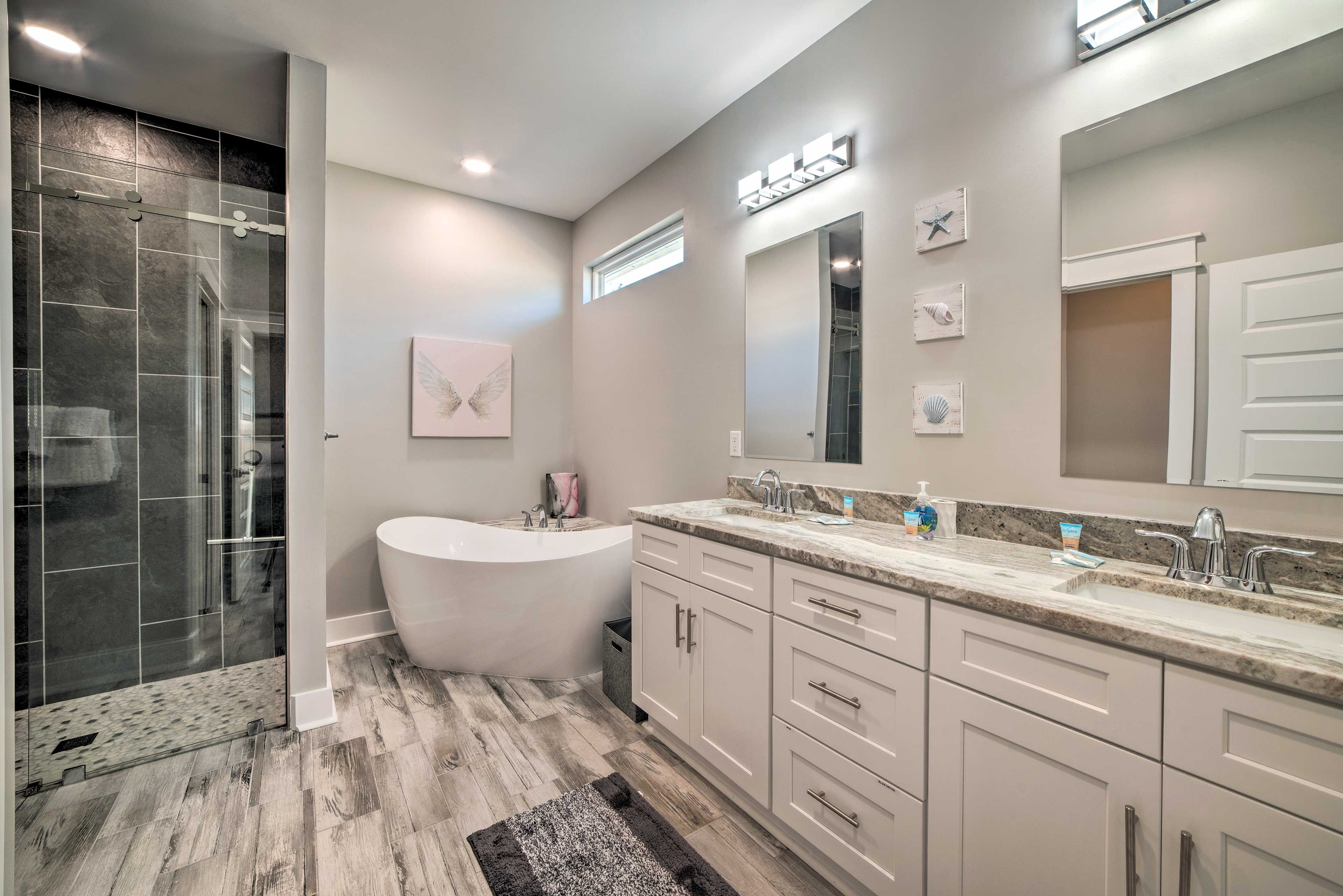 En-Suite Bathroom | Complimentary Toiletries | Linens & Towels | Hair Dryer
