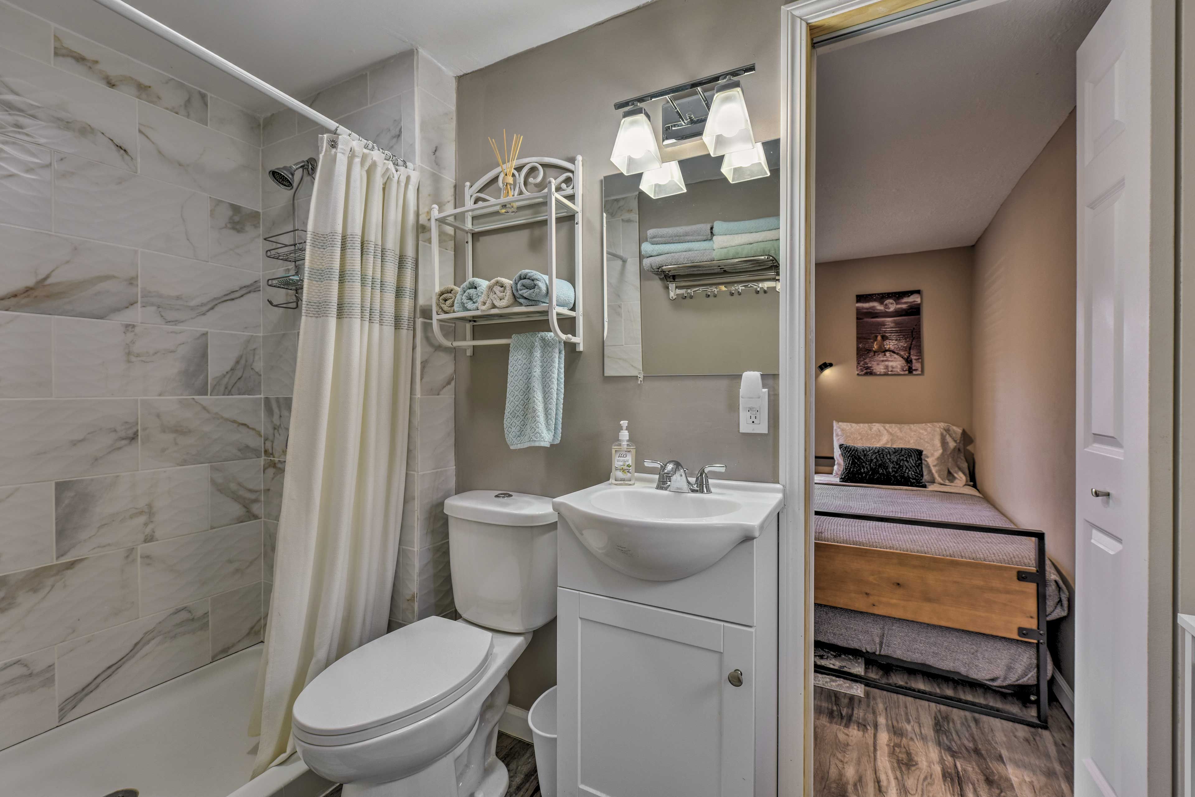 Jack & Jill Bathroom | Towels Provided