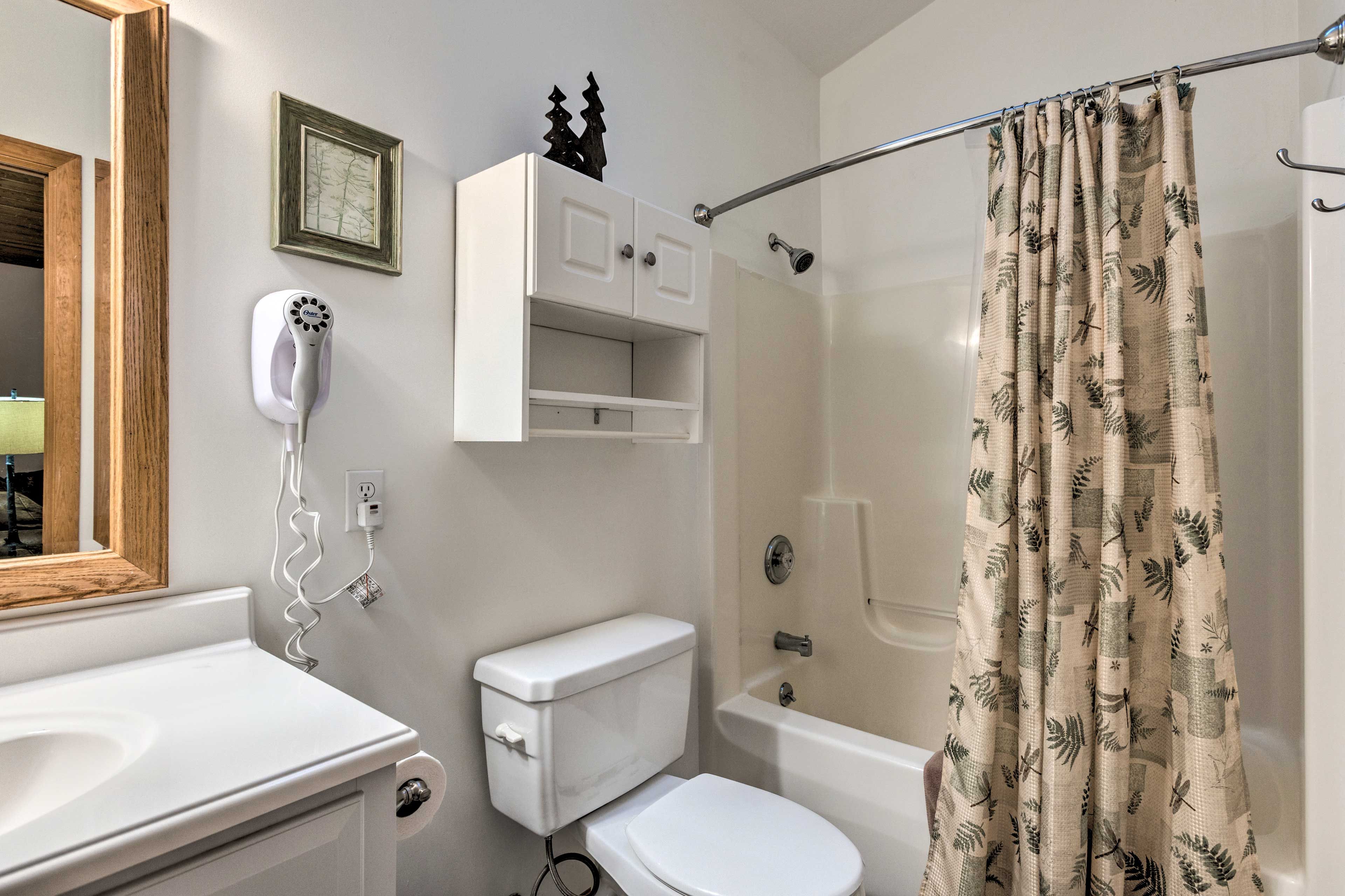 Full Bathroom | Towels Provided