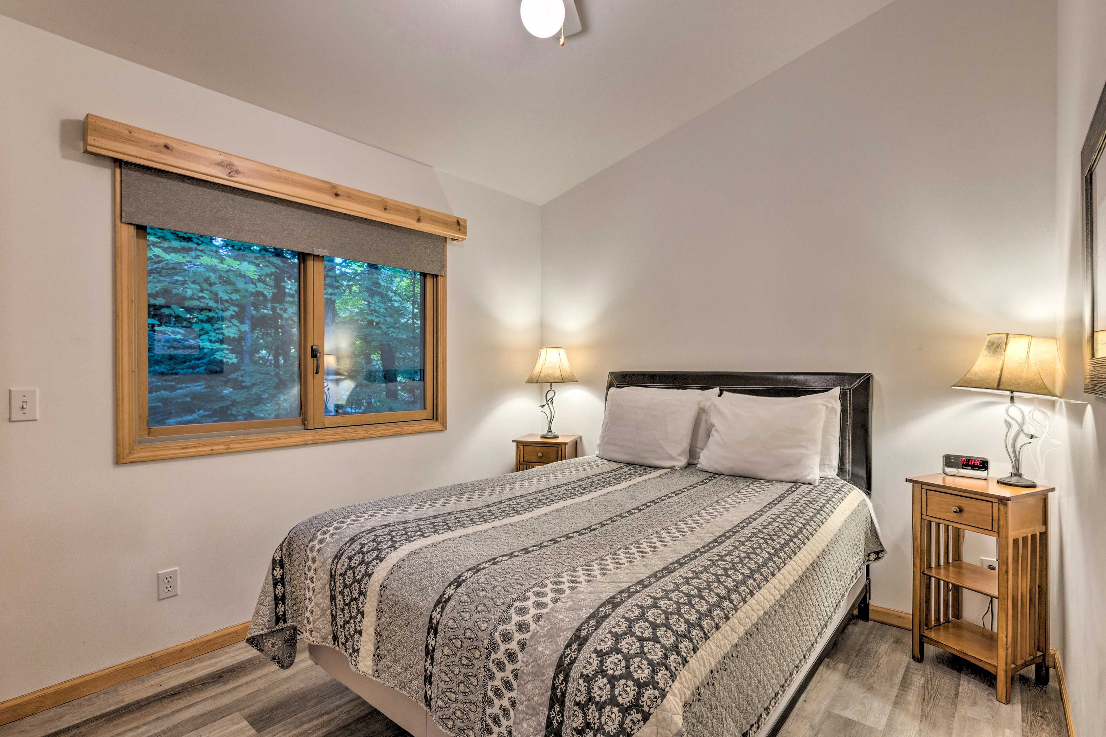 Bedroom 1 | Queen Bed