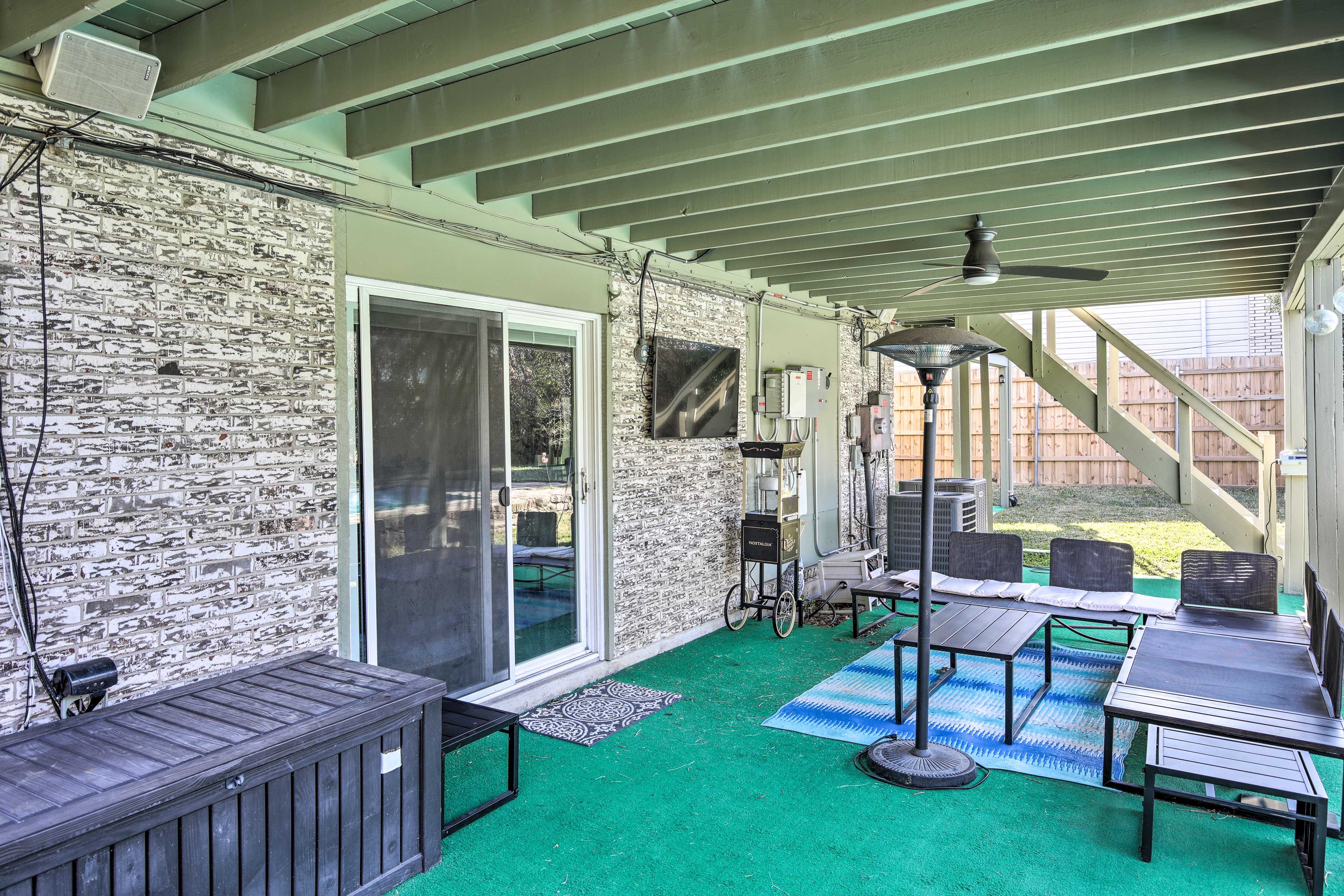 Private Patio | Smart TV | Popcorn Maker | Outdoor Heater
