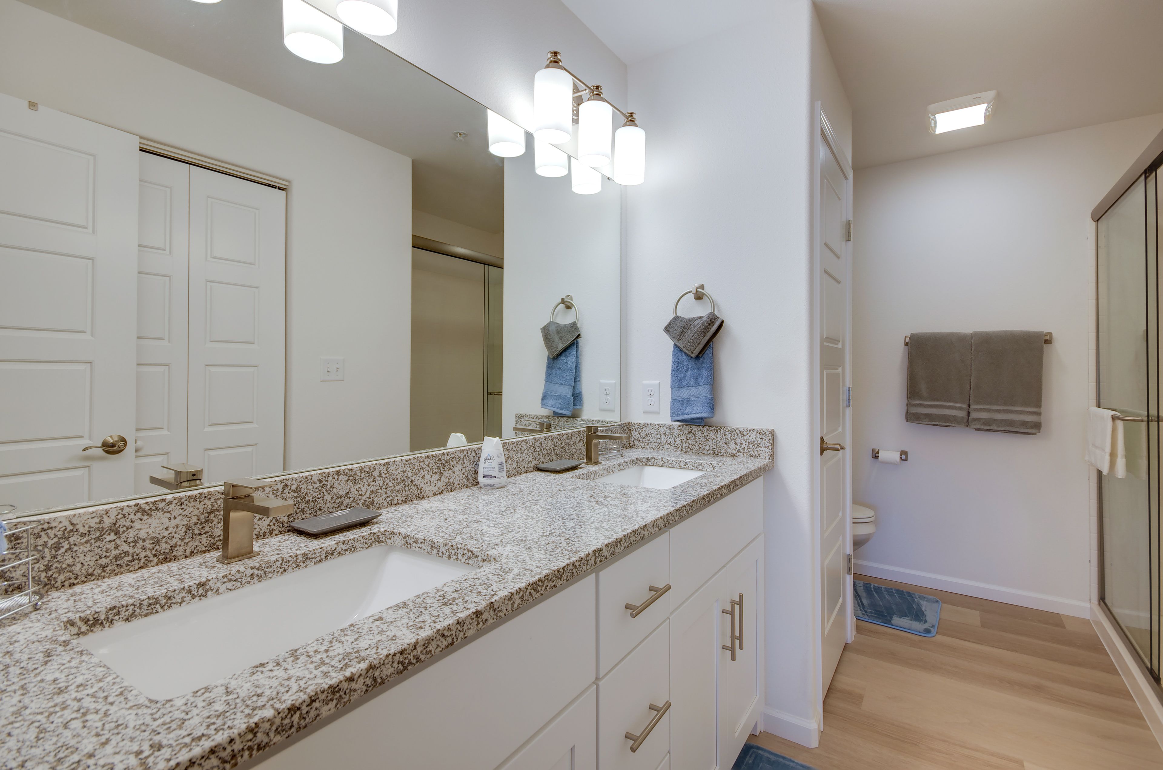 Full Bathroom | Towels Provided