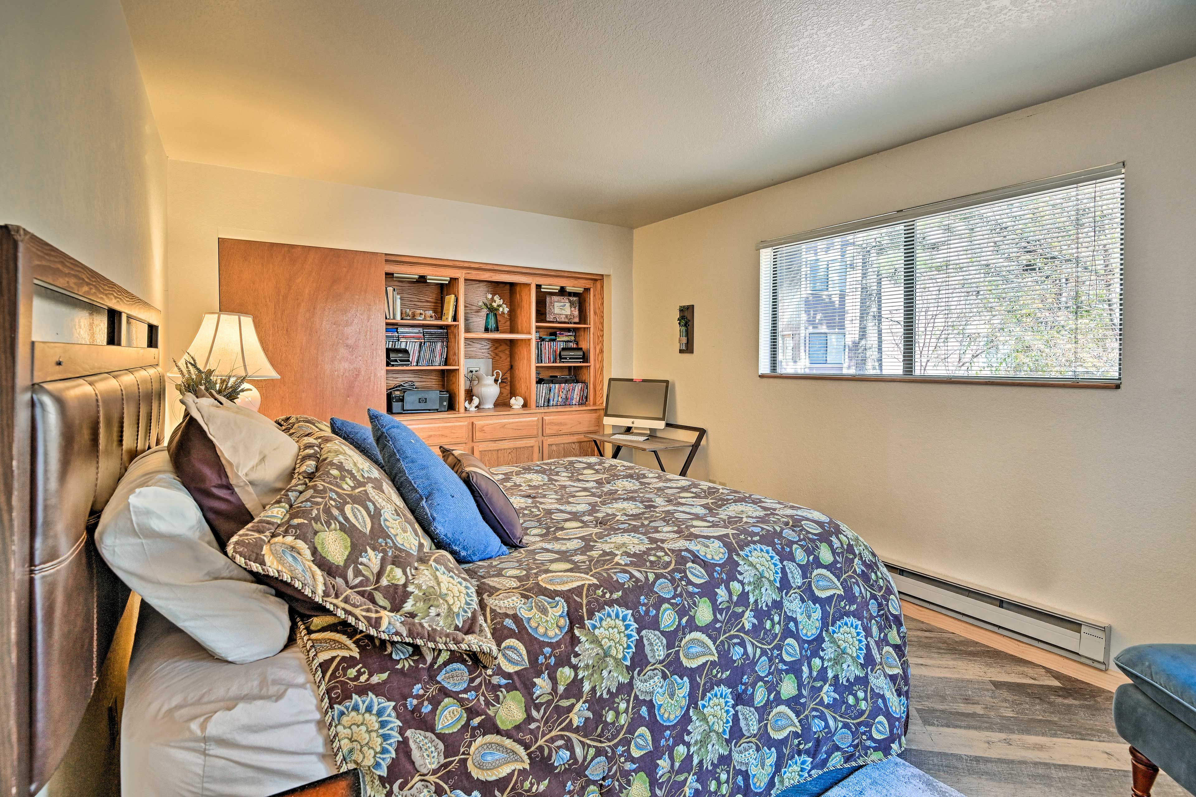 Bedroom 1 | Main Level | Queen Bed
