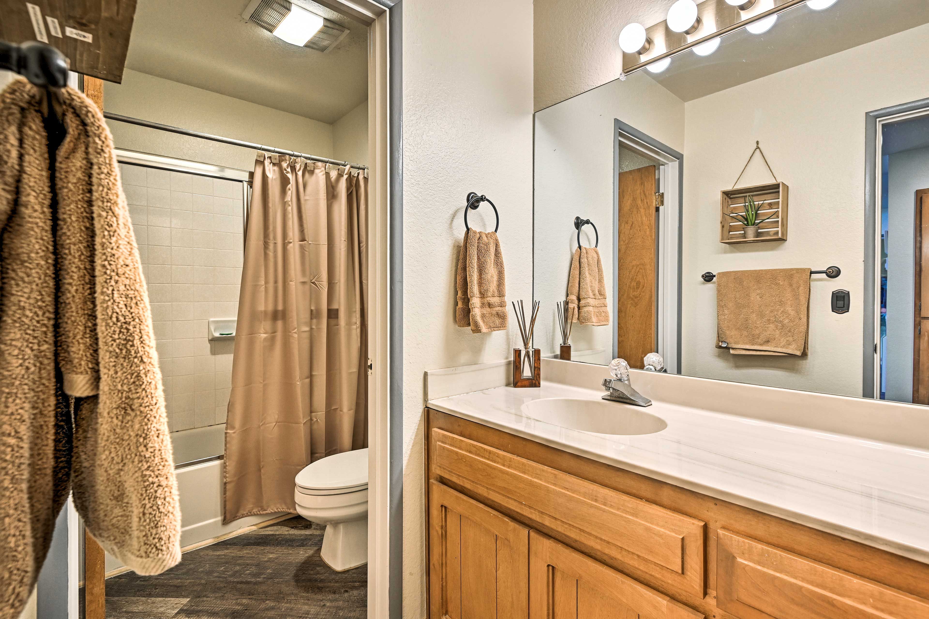Full Bathroom | Towels Provided