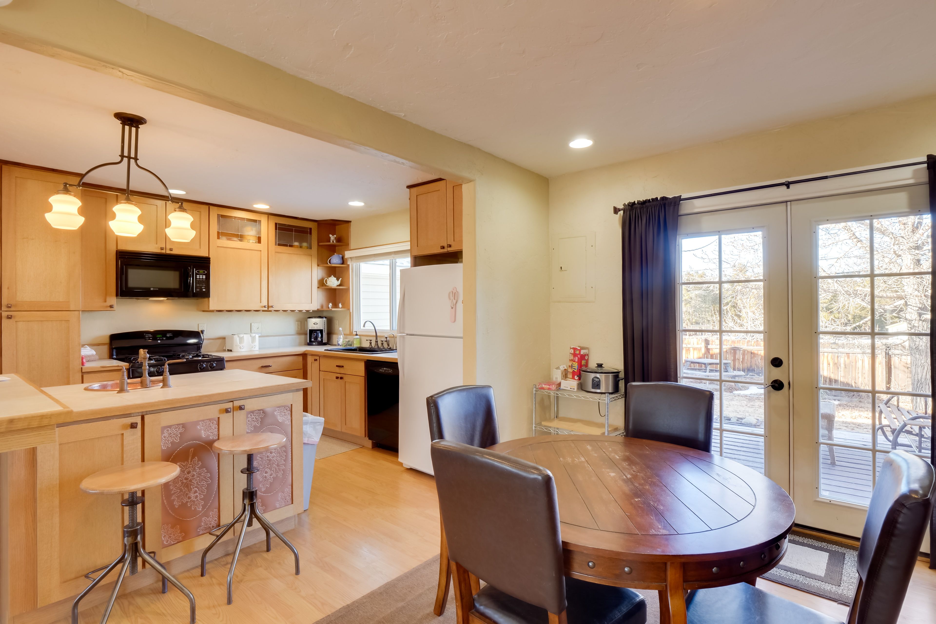 Dining Area | Dishware Provided