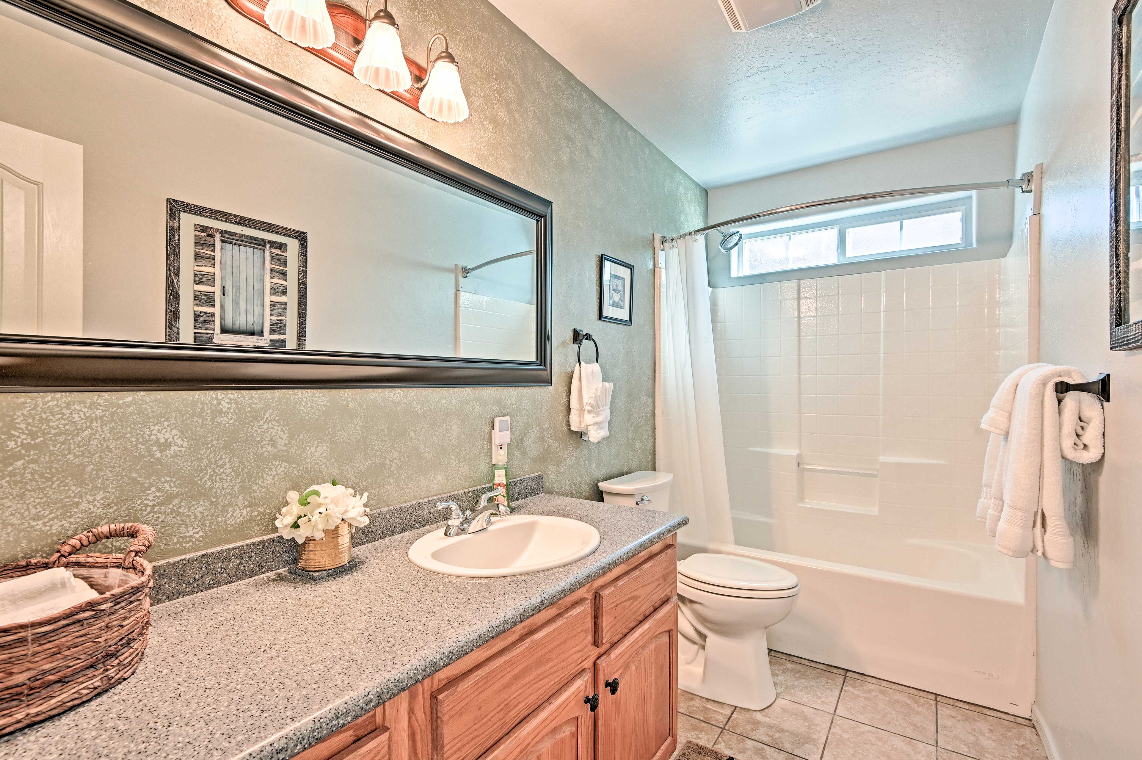 Full Bathroom | Towels Provided | Shower/Tub Combo