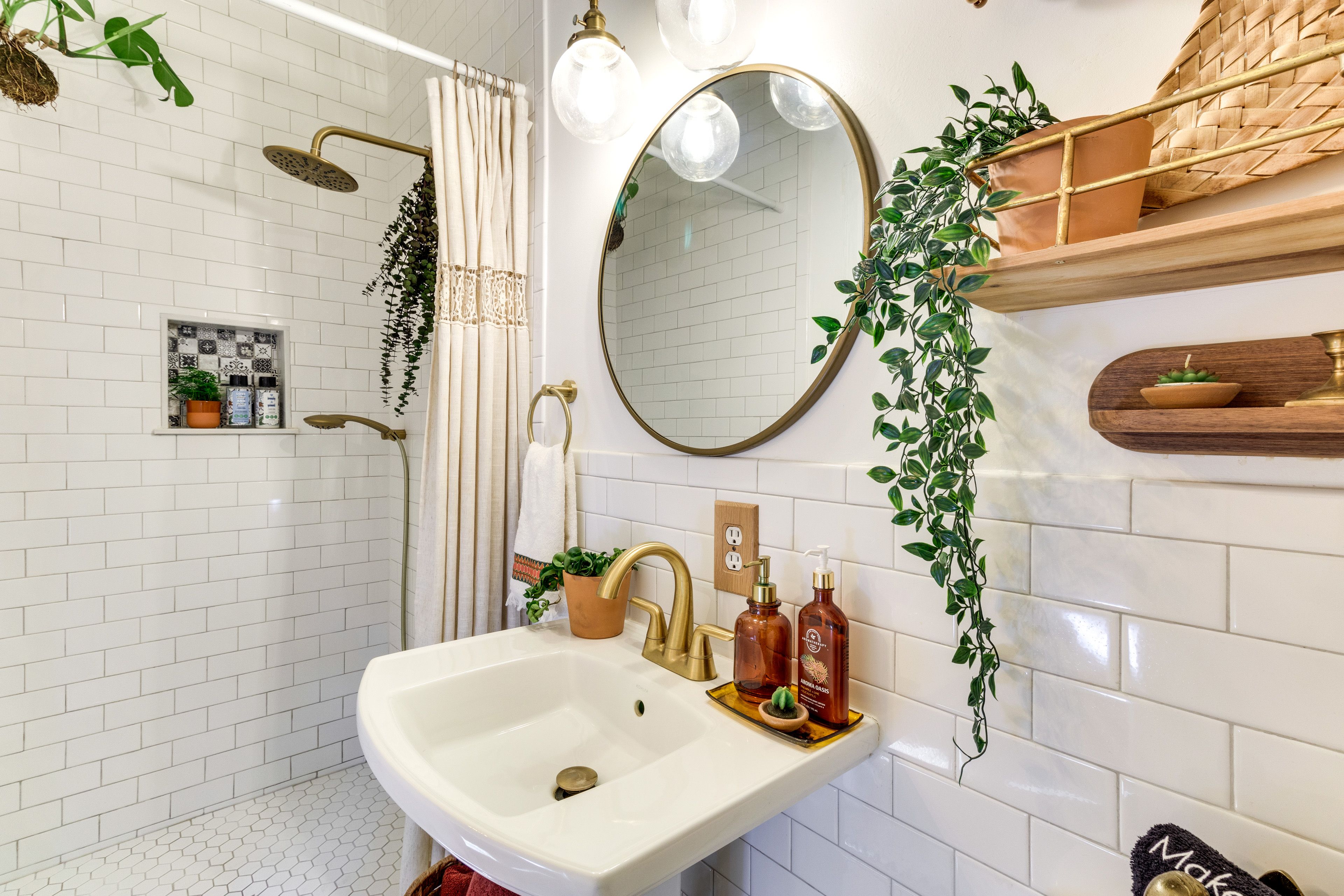 Full Bathroom | Complimentary Toiletries