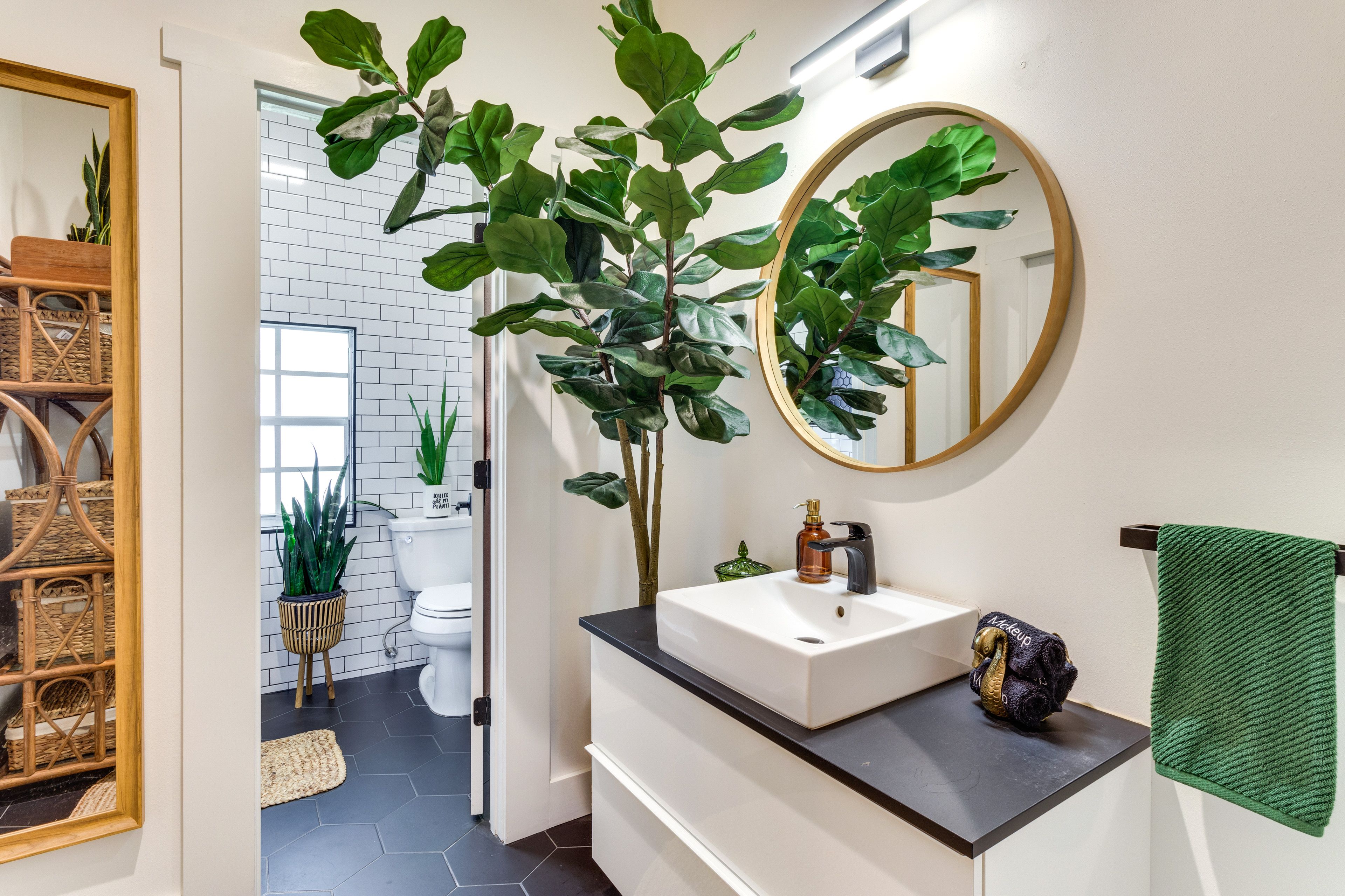 Full Bathroom | Towels Provided