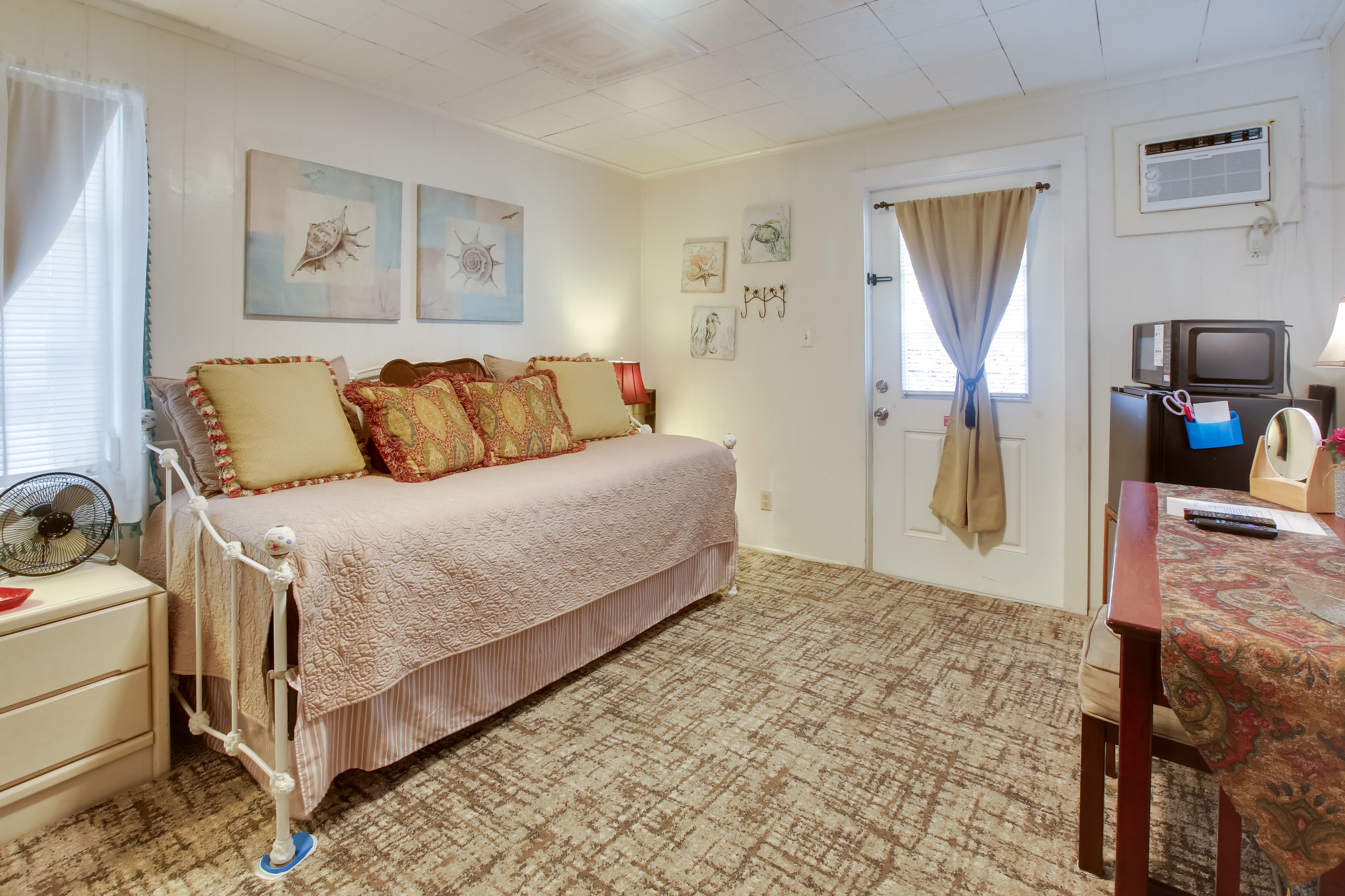 Studio | Twin Daybed | Linens Provided | Mini Fridge