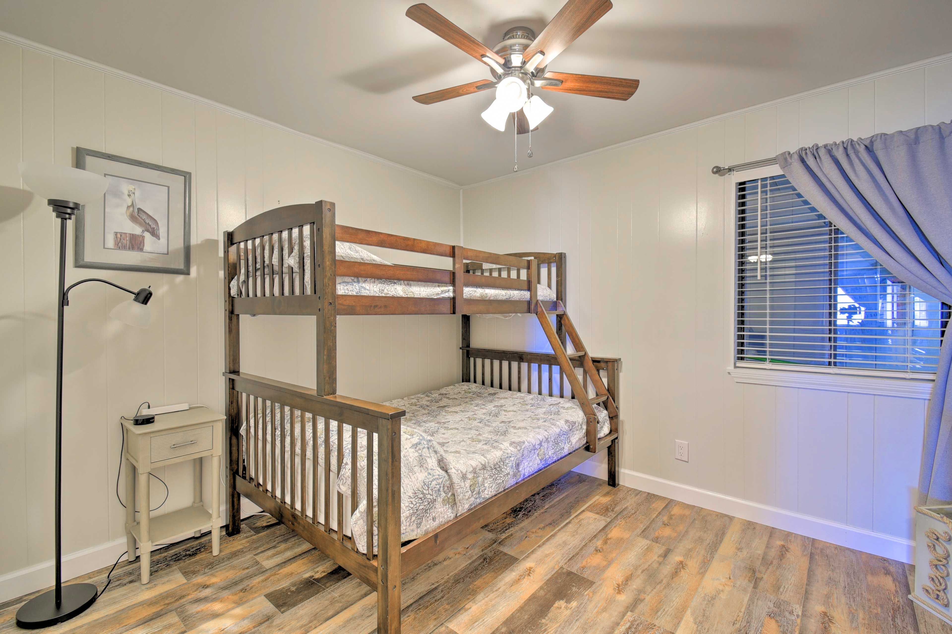 Bedroom 2 | Twin/Full Bunk Bed