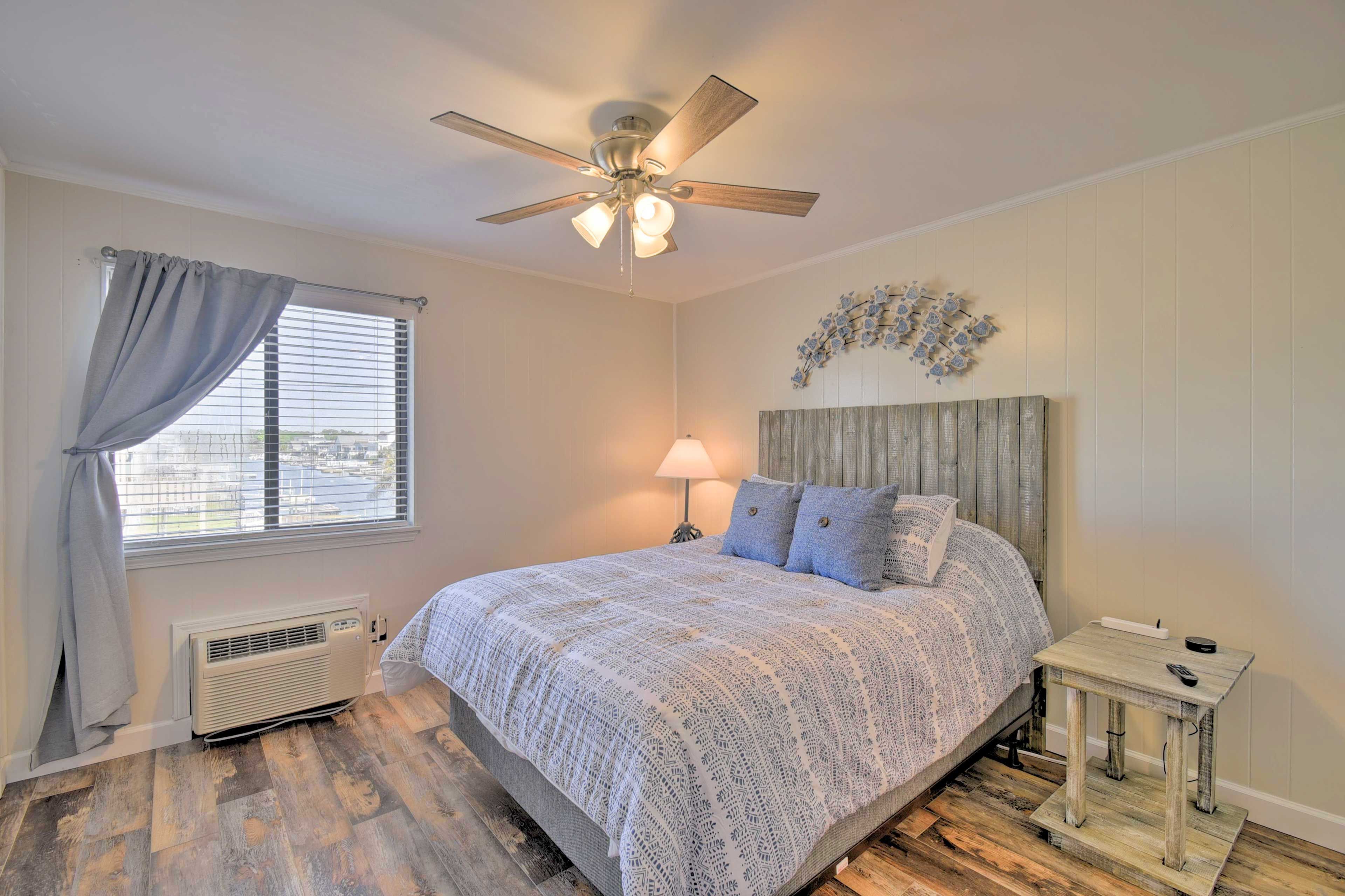 Bedroom 1 | Queen Bed