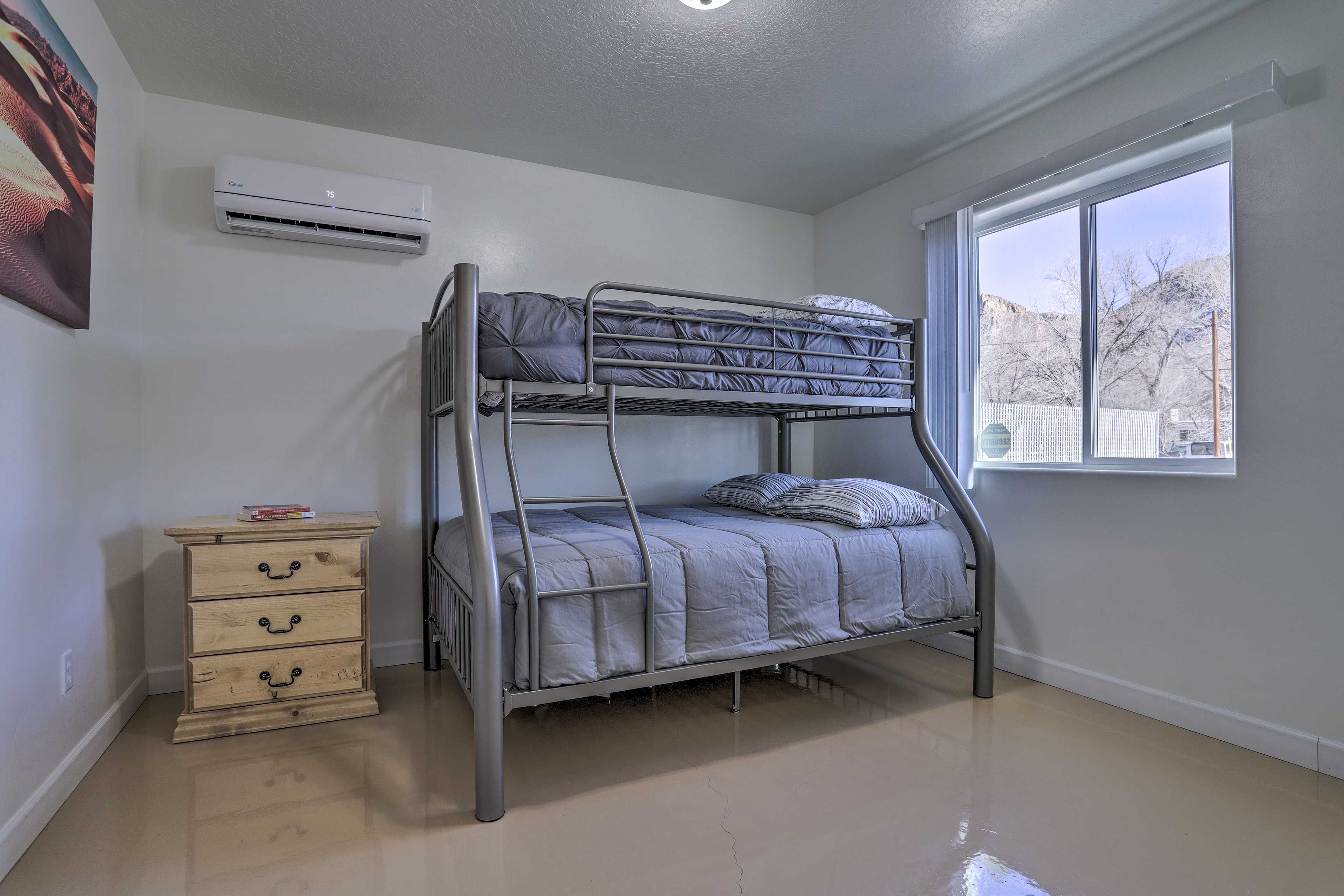 Bedroom 3 | Twin/Full Bunk Bed