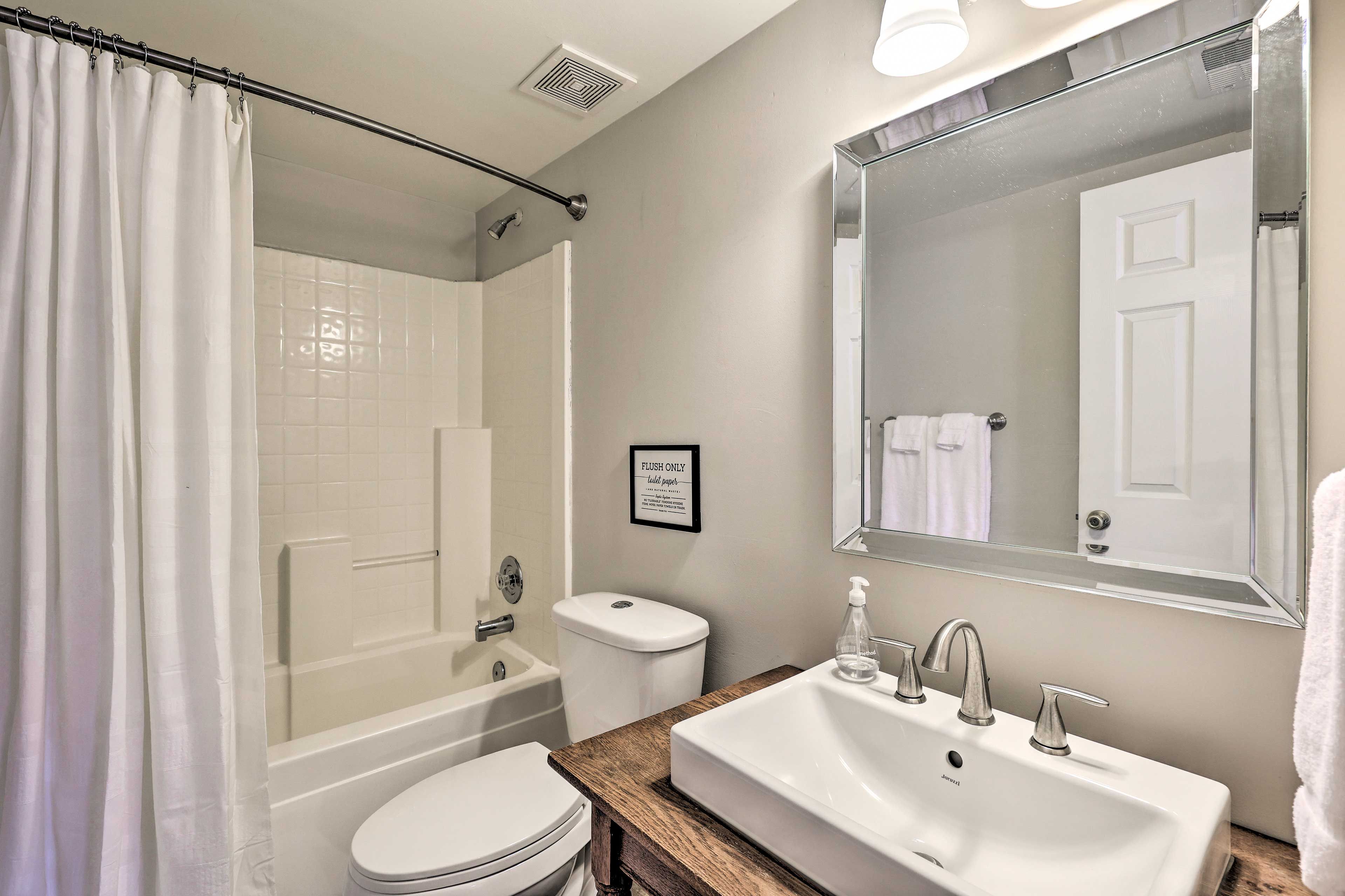 Full Bathroom | Towels Provided
