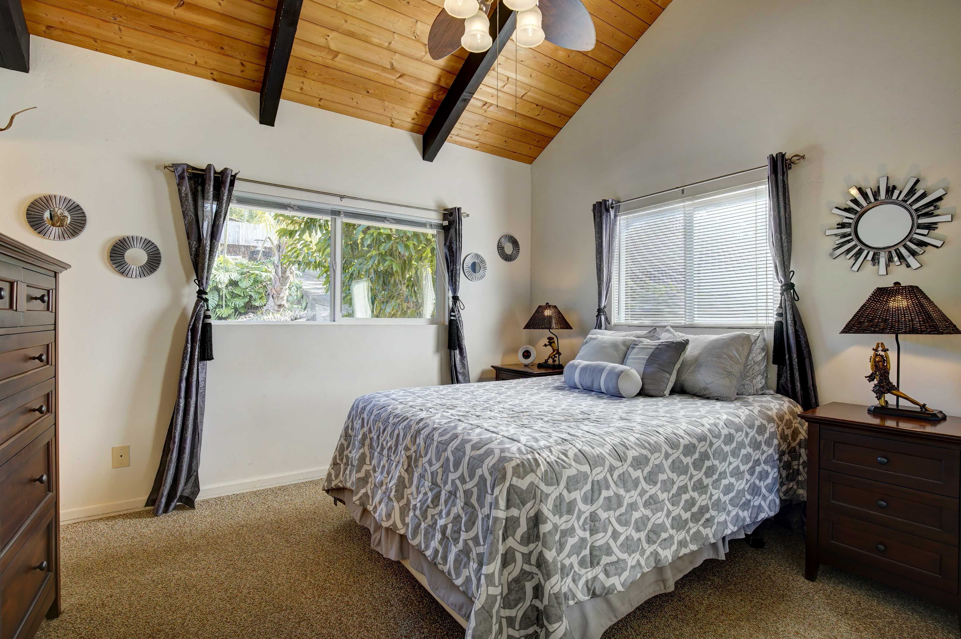 Bedroom | Queen Bed