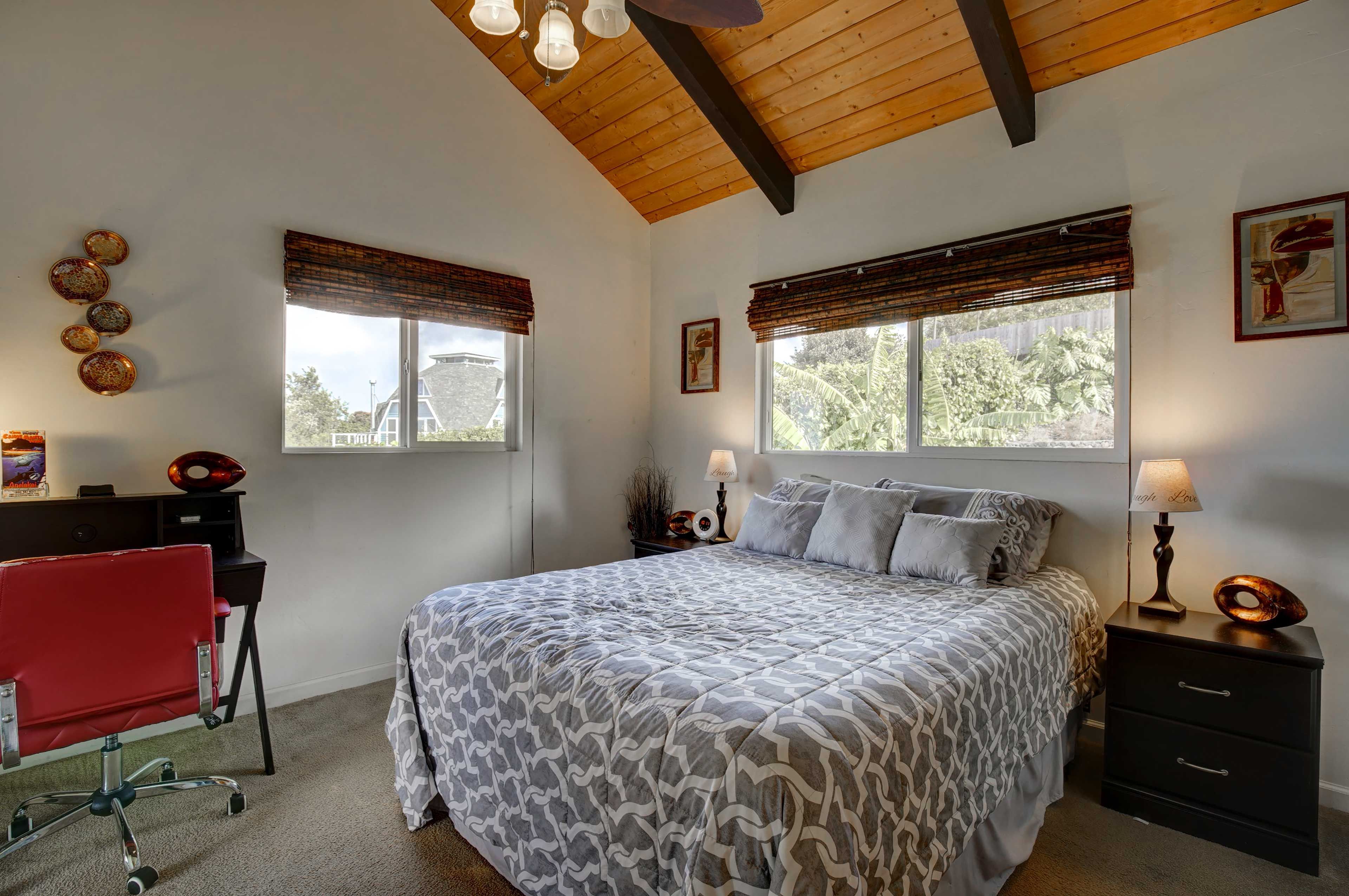 Bedroom | Queen Bed | Linens Provided
