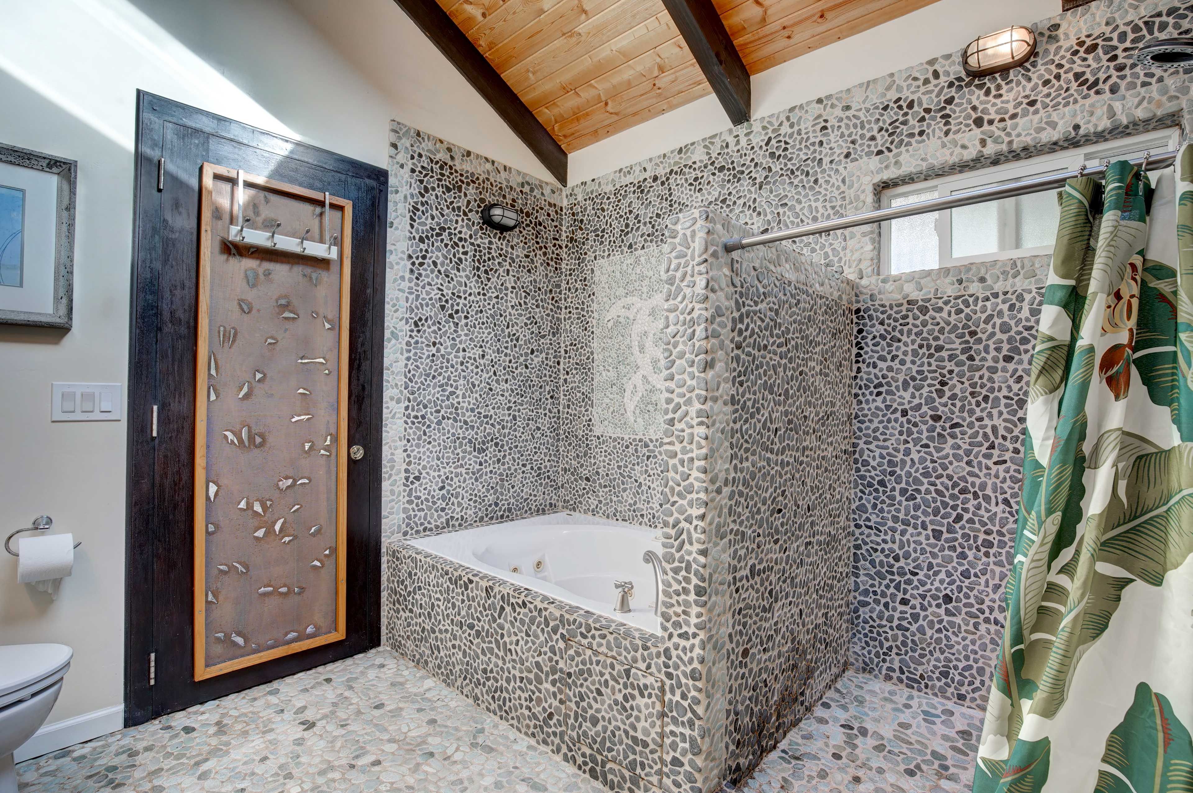 Full Bathroom | Walk-In Shower | Jetted Bathtub